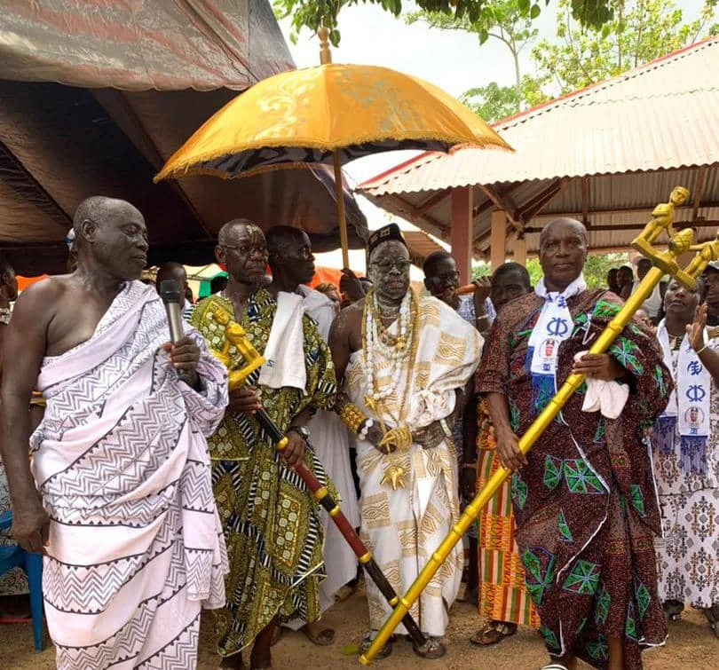 Image de Culture. Dans un village situé au cœur de la région du Sud-Comoé en Côte d'Ivoire, une cérémonie d'une grande importance s'est déroulée le samedi 30 mars 2024. Sanhoukro, connu pour ses traditions et son attachement à ses coutumes ancestrales, a vu l'intronisation officielle de Aka Tanoh Jean en tant que Chef de la grande famille Elleigaman. Sous le nom de règne de Nanan Tanoh, il succède ainsi à Ehouman Ahoussi, prenant la responsabilité de guider cette tribu respectée et historiquement influente. Une intronisation marquée par la tradition et la célébration La cérémonie d'intronisation a été un moment de grande joie et de festivités pour les habitants de Sanhoukro et des villages environnants. La population, emplie de fierté et d'enthousiasme, a célébré l'événement avec des danses traditionnelles, notamment l'Abodan, symbole de réjouissance et de communion. En présence de Nanan Séka, Chef du village de Sanhoukro, ainsi que des Chefs des villages voisins, cette journée a revêtu un caractère solennel et empreint de tradition. Pour Aka Tanoh Jean, également Directeur général Afrique chargé des risques alimentaires pour Vivo Energy, cette intronisation marque le début d'une nouvelle mission. En s'adressant à ses concitoyens lors de sa première intervention en tant que Nanan Tanoh, il a exprimé son engagement à promouvoir l'unité et la cohésion sociale au sein de la famille Elleigaman. « Je souhaite surtout la santé à mon peuple, la prospérité parce que la famille Elleigaman est une famille très riche. On est beaucoup dans l’agriculture, mais on est aussi dans l’administration », a-t-il déclaré, témoignant ainsi de son attachement aux valeurs traditionnelles et de son désir de contribuer au bien-être de sa communauté. Un soutien communautaire et des félicitations chaleureuses L'intronisation de Nanan Tanoh a été saluée et soutenue par de nombreux cadres du village et de la région. Des personnalités locales ont exprimé leur solidarité et leur admiration pour ce nouveau Chef, soulignant son engagement envers sa culture et sa tradition malgré ses années passées à Londres, capitale de l'Angleterre. Arnaud Kadja, président de la Mutuelle des originaires de Krindjabo (Mok), a exprimé son soutien en ces termes : « Nous sommes venus soutenir notre frère dans sa lourde responsabilité. Malgré qu’il ait fait une vingtaine d’années à Londres, la capitale de l’Angleterre, il s’intéresse à sa culture, il est attaché à la tradition. Toutes nos félicitations ». Au-delà de l'intronisation de Nanan Tanoh, Sanhoukro a également été le théâtre de la 1ère édition du Festival Kambonou, qui s'est déroulé du 29 mars au 1er avril 2024. Sous le parrainage de Nanan Séka, cet événement a réuni les habitants autour du thème « Unité et cohésion facteurs de développement ». Cette initiative culturelle a renforcé les liens communautaires et a mis en lumière l'importance de la tradition dans le développement local. Les participants expriment leur espoir de voir une nouvelle édition encore plus brillante dans les années à venir. Quel sera l'impact de l'intronisation de Nanan Tanoh sur le développement économique et social de la région du Sud-Comoé à long terme ?