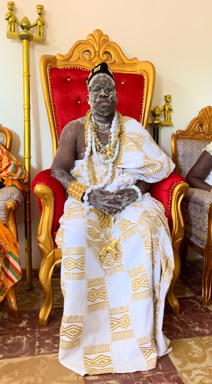 Troisième Image de Culture. Dans un village situé au cœur de la région du Sud-Comoé en Côte d'Ivoire, une cérémonie d'une grande importance s'est déroulée le samedi 30 mars 2024. Sanhoukro, connu pour ses traditions et son attachement à ses coutumes ancestrales, a vu l'intronisation officielle de Aka Tanoh Jean en tant que Chef de la grande famille Elleigaman. Sous le nom de règne de Nanan Tanoh, il succède ainsi à Ehouman Ahoussi, prenant la responsabilité de guider cette tribu respectée et historiquement influente. Une intronisation marquée par la tradition et la célébration La cérémonie d'intronisation a été un moment de grande joie et de festivités pour les habitants de Sanhoukro et des villages environnants. La population, emplie de fierté et d'enthousiasme, a célébré l'événement avec des danses traditionnelles, notamment l'Abodan, symbole de réjouissance et de communion. En présence de Nanan Séka, Chef du village de Sanhoukro, ainsi que des Chefs des villages voisins, cette journée a revêtu un caractère solennel et empreint de tradition. Pour Aka Tanoh Jean, également Directeur général Afrique chargé des risques alimentaires pour Vivo Energy, cette intronisation marque le début d'une nouvelle mission. En s'adressant à ses concitoyens lors de sa première intervention en tant que Nanan Tanoh, il a exprimé son engagement à promouvoir l'unité et la cohésion sociale au sein de la famille Elleigaman. « Je souhaite surtout la santé à mon peuple, la prospérité parce que la famille Elleigaman est une famille très riche. On est beaucoup dans l’agriculture, mais on est aussi dans l’administration », a-t-il déclaré, témoignant ainsi de son attachement aux valeurs traditionnelles et de son désir de contribuer au bien-être de sa communauté. Un soutien communautaire et des félicitations chaleureuses L'intronisation de Nanan Tanoh a été saluée et soutenue par de nombreux cadres du village et de la région. Des personnalités locales ont exprimé leur solidarité et leur admiration pour ce nouveau Chef, soulignant son engagement envers sa culture et sa tradition malgré ses années passées à Londres, capitale de l'Angleterre. Arnaud Kadja, président de la Mutuelle des originaires de Krindjabo (Mok), a exprimé son soutien en ces termes : « Nous sommes venus soutenir notre frère dans sa lourde responsabilité. Malgré qu’il ait fait une vingtaine d’années à Londres, la capitale de l’Angleterre, il s’intéresse à sa culture, il est attaché à la tradition. Toutes nos félicitations ». Au-delà de l'intronisation de Nanan Tanoh, Sanhoukro a également été le théâtre de la 1ère édition du Festival Kambonou, qui s'est déroulé du 29 mars au 1er avril 2024. Sous le parrainage de Nanan Séka, cet événement a réuni les habitants autour du thème « Unité et cohésion facteurs de développement ». Cette initiative culturelle a renforcé les liens communautaires et a mis en lumière l'importance de la tradition dans le développement local. Les participants expriment leur espoir de voir une nouvelle édition encore plus brillante dans les années à venir. Quel sera l'impact de l'intronisation de Nanan Tanoh sur le développement économique et social de la région du Sud-Comoé à long terme ?