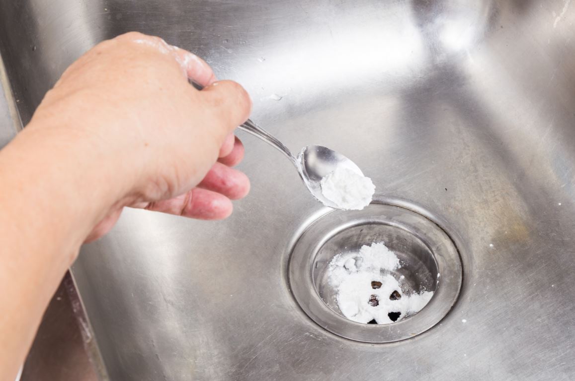 Image de 18 - 25 ans. Le bicarbonate de soude, ou bicarbonate de sodium, est un produit ménager polyvalent et économique qui trouve sa place dans de nombreuses tâches d'entretien de la maison. Outre son utilisation en cuisine ou comme désodorisant, le bicarbonate de soude se révèle être un excellent déboucheur de canalisations, rivalisant avec les produits chimiques plus agressifs mais potentiellement nocifs pour l'environnement et la plomberie. Dans cet article, nous explorerons les différentes méthodes d'utilisation du bicarbonate de soude pour maintenir vos canalisations en parfait état. Les pouvoirs du bicarbonate de soude pour vos canalisations Le bicarbonate de soude est largement reconnu pour ses propriétés abrasives douces, ainsi que pour ses capacités nettoyantes, détartrantes, dégraissantes et détachantes. Ces caractéristiques en font un allié idéal pour éliminer les dépôts minéraux ou organiques responsables des bouchons dans les éviers, les douches ou les baignoires. Son action est non seulement efficace mais aussi respectueuse de l'environnement et de votre plomberie. Méthode pour déboucher un évier avec du bicarbonate de soude Pour déboucher un évier avec du bicarbonate de soude, commencez par verser de l'eau bouillante dans le tuyau afin de ramollir les graisses, les miettes et les résidus alimentaires. Ensuite, saupoudrez généreusement du bicarbonate de soude dans les canalisations obstruées, suivi de vinaigre blanc. Cette combinaison créera une réaction chimique qui contribuera à éliminer mécaniquement la saleté. Enfin, rincez abondamment avec de l'eau bouillante pour éliminer complètement le bouchon et les mauvaises odeurs. Entretien du siphon avec du bicarbonate de soude Outre le débouchage des canalisations, le bicarbonate de soude peut également être utilisé pour entretenir le siphon. Pour ce faire, versez du bicarbonate de soude suivi d'eau bouillante dans le siphon afin de prévenir l'accumulation de débris. Si cela ne suffit pas, utilisez une ventouse pour déloger le bouchon. En cas de problème persistant, retirez le siphon et nettoyez-le soigneusement avant de le remettre en place. Prévention des bouchons Pour éviter les bouchons récurrents, adoptez quelques mesures préventives simples. Évitez de jeter dans l'évier des éléments susceptibles de provoquer un bouchon, tels que la farine, les pâtes ou le riz. De plus, versez régulièrement du marc de café ou du bicarbonate de soude dans le drain, suivi d'eau chaude, pour réduire les mauvaises odeurs et les risques de bouchons. En suivant ces conseils d'entretien préventif et en utilisant le bicarbonate de soude de manière judicieuse, vous pourrez maintenir vos canalisations en parfait état et prolonger leur durée de vie, tout en contribuant à la préservation de l'environnement. Alors, pourquoi ne pas adopter cette méthode naturelle et efficace dès aujourd'hui ? Le bicarbonate de soude se révèle être un véritable allié dans l'entretien des canalisations, offrant une alternative écologique et économique aux produits chimiques agressifs. En suivant les méthodes décrites dans cet article, vous pourrez déboucher vos éviers et entretenir vos canalisations de manière efficace et respectueuse de l'environnement. N'hésitez pas à partager ces conseils avec votre entourage et à adopter cette approche naturelle pour maintenir vos canalisations en parfait état ! Avez-vous déjà utilisé du bicarbonate de soude pour entretenir vos canalisations ? Quelle a été votre expérience ?