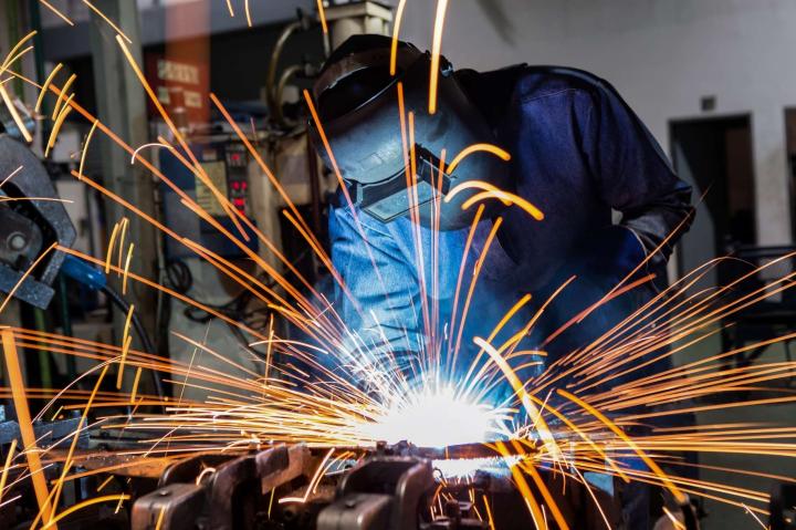 Image de Offres d'Emploi. Dans le secteur de la chaudronnerie et de la soudure en Afrique de l'Ouest, les opportunités d'emploi évoluent constamment. Que vous soyez un professionnel expérimenté ou un novice dans le domaine, rester à jour sur les dernières offres d'emploi est essentiel pour trouver des opportunités correspondant à vos compétences et à vos objectifs de carrière. Les Mises à Jour Régionales Avec le développement continu de l'industrie sénégalaise, la demande de chaudronniers et de soudeurs qualifiés reste élevée. Les secteurs de l'industrie pétrolière et gazière, de la construction navale et de l'industrie manufacturière offrent des opportunités prometteuses. En Côte d'Ivoire, le secteur minier est un moteur majeur de la demande de professionnels de la chaudronnerie et de la soudure. De nombreuses entreprises minières sont à la recherche de talents pour soutenir leurs opérations croissantes. En tant que centre régional pour l'industrie pétrolière et gazière en Afrique de l'Ouest, la Côte d'Ivoire offre également un certain nombre d'opportunités dans le domaine de la chaudronnerie et de la soudure. Les projets d'exploration et de production nécessitent des professionnels qualifiés pour soutenir leurs activités. Les employeurs recherchent souvent des candidats possédant une combinaison de compétences techniques et de compétences interpersonnelles. En plus de maîtriser les techniques de soudure et de chaudronnerie, les candidats doivent souvent être capables de travailler en équipe, de suivre des plans et des schémas techniques, et de respecter les normes de sécurité strictes. Conseils pour Trouver un Emploi - Réseau professionnel : Le réseautage professionnel est souvent crucial pour trouver des opportunités cachées dans le secteur de la chaudronnerie et de la soudure. Participez à des événements de l'industrie, rejoignez des groupes professionnels en ligne et faites savoir à votre réseau que vous êtes à la recherche d'un emploi. -Formation continue : Investir dans votre formation et votre développement professionnel peut également augmenter vos chances de trouver un emploi dans ce domaine. Obtenez des certifications supplémentaires, suivez des cours de perfectionnement professionnel et restez au fait des dernières technologies et pratiques de l'industrie. En somme, le marché de l'emploi dans le domaine de la chaudronnerie et de la soudure en Afrique de l'Ouest offre un éventail d'opportunités pour les professionnels qualifiés. En restant informé sur les mises à jour régionales, en développant vos compétences et en exploitant votre réseau professionnel, vous pouvez maximiser vos chances de trouver un emploi satisfaisant et gratifiant dans ce secteur en évolution constante. Avez-vous des expériences ou des conseils à partager concernant la recherche d'emploi dans le domaine de la chaudronnerie et de la soudure en Afrique de l'Ouest ?