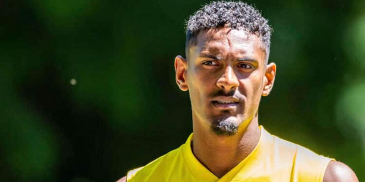 Image de Football. Sébastien Haller, l'attaquant talentueux des Éléphants de Côte d'Ivoire, semblait enfin prêt à retrouver son rythme après une série de blessures. Malheureusement, la malchance s'est encore abattue sur lui lors du récent affrontement entre le Borussia Dortmund et le Borussia Mönchengladbach. Cette rencontre, tant attendue, a rapidement tourné au cauchemar pour Haller, contraint de quitter le terrain précocement. Une Saison en Dent de Scie Après avoir brillé à la Coupe d'Afrique des Nations 2023, où il a joué un rôle crucial dans la victoire de son équipe, Haller espérait capitaliser sur cette réussite. Son retour de blessure a été marqué par une performance prometteuse contre l'Atletico Madrid en Ligue des champions UEFA. Cependant, son espoir a été de courte durée, laissant les fans et les observateurs dans l'expectative quant à son avenir immédiat. Titulaire lors du match de la 29e journée de Bundesliga contre le Borussia Mönchengladbach, l'attaquant ivoirien a été contraint de quitter le terrain après seulement dix minutes de jeu. Une collision malheureuse avec Nico Elvedi a laissé Haller souffrant d'une blessure à la cheville, nécessitant son remplacement par Youssoufa Moukoko. Cette sortie prématurée a alimenté les inquiétudes quant à la fragilité physique du joueur. Attente en Suspens À l'heure actuelle, le silence règne quant à la gravité de la blessure de Haller. Les supporters du Borussia Dortmund et les entraîneurs retiennent leur souffle en attendant des nouvelles officielles sur l'état de santé du joueur. L'incertitude plane sur sa disponibilité pour le match retour crucial de la Ligue des champions, un défi majeur pour l'équipe qui compte sur sa présence sur le terrain. Alors que la saison atteint son point culminant, la question de la santé de Sébastien Haller devient une préoccupation majeure pour le Borussia Dortmund et ses supporters. Son parcours jonché d'obstacles soulève des interrogations sur sa capacité à maintenir une performance constante et son impact sur les ambitions de l'équipe. Dans un contexte où chaque match est crucial, l'absence de Haller pourrait avoir des répercussions significatives sur les objectifs du club. À quel point cette nouvelle blessure affectera-t-elle le reste de la saison et l'avenir de l'attaquant ivoirien ? La réponse reste incertaine, mais une chose est sûre : le chemin vers la récupération et la reprise du jeu s'annonce semé d'embûches pour Sébastien Haller et le Borussia Dortmund.