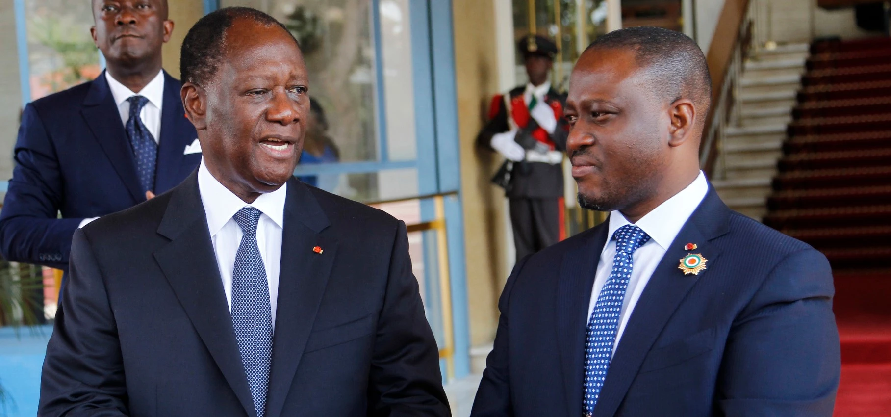 Image de Politique. Depuis plusieurs jours, l'attention politique en Côte d'Ivoire est focalisée sur les échanges téléphoniques entre Guillaume Soro, ancien Premier ministre et président de Générations et Peuples Solidaires (GPS), et le Président Alassane Ouattara. Ces discussions, qui ont été révélées au grand public, suscitent des réactions contrastées au sein de la classe politique ivoirienne. Tandis que certains voient en ces échanges une opportunité pour la réconciliation nationale, d'autres expriment leur méfiance, notamment au sein du Rassemblement des Houphouëtistes pour la Démocratie et la Paix (RHDP). Des appels au pardon et à la vigilance Lors d'une intervention à Vavoua le 12 avril, le ministre de la Promotion de la Jeunesse et de l'Emploi des Jeunes a confirmé les appels de Guillaume Soro au Président Ouattara, déclarant que l'ancien Premier ministre avait demandé pardon pour les torts qu'il aurait causés. Cette déclaration a été suivie d'un appel à la vigilance de la part du ministre, soulignant la nécessité de juger les intentions de Soro à travers ses actes futurs. Ces propos ont suscité une réaction vive de la part des proches de Guillaume Soro, mettant en lumière les tensions au sein du RHDP quant au retour éventuel de l'ancien leader. El Hadj Mamadou Traoré, une figure proche de Guillaume Soro, a souligné dans une publication sur les réseaux sociaux que le retour de Soro constituait un dilemme pour certains cadres du RHDP. Selon lui, ces derniers redoutent un renforcement de la position politique de Soro, ce qui pourrait compromettre leurs propres ambitions. Il met également en garde contre une campagne de désinformation visant à discréditer Soro et à semer la méfiance entre lui et Ouattara, ce qui pourrait entraver les efforts de réconciliation nationale en cours. Des signes d'apaisement entre les deux hommes Pourtant, les échanges entre Guillaume Soro et Alassane Ouattara semblent refléter une volonté commune de détente et de rapprochement. Dans un communiqué de presse publié sur la page Facebook de Soro, son responsable de communication a indiqué que l'ancien Premier ministre avait initié l'appel pour saluer le début de la décrispation politique en Côte d'Ivoire. Ces échanges cordiaux pourraient être interprétés comme un signe positif dans un pays où les divisions politiques ont été prédominantes pendant de nombreuses années. Alors que les discussions entre Guillaume Soro et Alassane Ouattara continuent de faire couler beaucoup d'encre, une question demeure : quel sera l'impact de ces échanges sur la scène politique ivoirienne ? Est-ce le début d'une réconciliation durable entre les deux leaders, ou simplement une tentative de détente temporaire ? La réponse à ces questions reste incertaine, mais une chose est sûre : l'avenir politique de la Côte d'Ivoire est étroitement lié à l'évolution de cette relation.