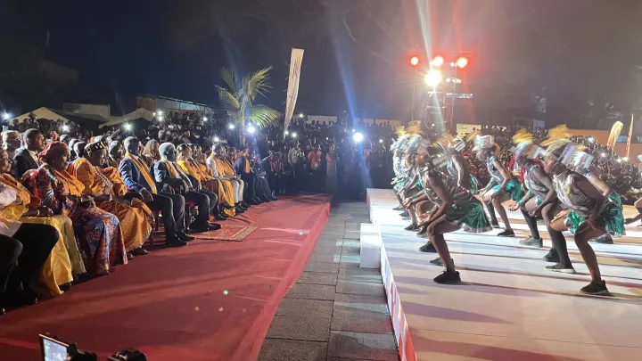 Image de Culture. Le coup d'envoi de la 13ème édition du Marché des Arts du Spectacle d’Abidjan (MASA 2024) a été donné ce samedi 13 avril 2024 au Palais de la Culture de Treichville. Sous le thème évocateur « Jeunesse, innovation et entrepreneuriat », cet événement d'envergure internationale s'annonce comme une véritable célébration de la diversité culturelle africaine. Pendant sept jours consécutifs, la Côte d'Ivoire accueillera plus de 1 000 artistes venus de pas moins de 59 pays, pour une programmation riche et variée. Une plateforme d'échange et de découverte culturelle Le MASA 2024 s'impose comme un marché ouvert sur l'Afrique, offrant une vitrine exceptionnelle à la créativité artistique du continent. Cette édition promet une semaine de découvertes culturelles riches et variées, mettant en lumière sept disciplines artistiques majeures. L'inclusivité est au cœur de cette manifestation, avec une programmation spécifique dédiée aux enfants, valorisant notamment la lecture. Cette année, le MASA réunit un impressionnant contingent d'artistes et de professionnels de la culture, avec la présence attendue de plus de 1 000 artistes et 105 acheteurs professionnels, provenant de divers horizons géographiques. Les pays invités spéciaux, le Rwanda et la République de Corée, seront au centre de l'attention, présentant des spectacles et des ballets mettant en valeur leur riche patrimoine culturel. L'engagement des autorités culturelles ivoiriennes La ministre ivoirienne de la Culture, Françoise Remarck, mobilise tous les efforts pour assurer le succès retentissant de cet événement culturel majeur. S'inscrivant dans la lignée des grands rendez-vous sportifs et culturels récemment organisés en Côte d'Ivoire, comme la Coupe d'Afrique des Nations 2023, le MASA 2024 entend rayonner sur la scène internationale et renforcer la position de la Côte d'Ivoire en tant que pôle culturel majeur sur le continent. Alors que le MASA 2024 s'ouvre sur une note d'enthousiasme et de célébration, une question fondamentale se pose : quel sera l'impact de cet événement sur l'avenir de la culture africaine ? Au-delà des festivités et des échanges artistiques, quel rôle le MASA peut-il jouer dans la promotion et la préservation de la richesse culturelle du continent ? Autant de questions qui méritent une réflexion approfondie alors que le rideau se lève sur cette édition historique du MASA.