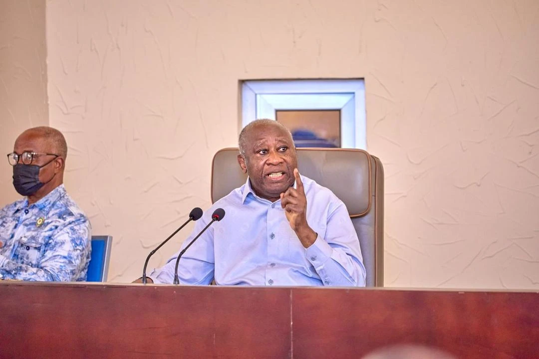 Image de Politique. À dix-huit mois du prochain scrutin présidentiel en Côte d'Ivoire, l'ancien président Laurent Gbagbo a réuni ses partisans pour discuter des défis à venir et de la stratégie à adopter. Cette réunion, qui s'est tenue le samedi 13 avril 2024, a rassemblé la haute direction du Parti des Peuples Africains-Côte d'Ivoire (PPA-CI) lors d'un Comité Central. Alors que la question de l'officialisation de sa candidature était au centre des débats, Gbagbo a également abordé d'autres enjeux cruciaux pour la campagne à venir. Au-delà de l'Inscription sur la Liste Électorale Pour Gbagbo, l'inscription sur la liste électorale ne constitue pas l'unique objectif à atteindre. Il a souligné que le véritable enjeu réside dans la candidature et la victoire aux élections. Ses propos, empreints de détermination, reflètent sa volonté de mobiliser ses partisans pour une campagne axée sur la confiance du peuple ivoirien. "Si mon nom figure sur la liste électorale, c'est tant mieux, mais le plus important c'est d'être candidat et de remporter les élections", a-t-il affirmé lors de la réunion. Ces instructions de Gbagbo interviennent peu après les déclarations de Cissé Bacongo, secrétaire exécutif du RHDP, le parti du président Alassane Ouattara, qui s'est fermement opposé à une éventuelle réinscription de Gbagbo sur le fichier électoral. Bacongo a affirmé que Gbagbo, en raison de sa condamnation par la justice ivoirienne, ne pouvait être candidat et ne figurera pas sur la liste électorale. Cette opposition marque un conflit d'interprétation entre les deux camps politiques, soulignant les tensions croissantes à l'approche de la présidentielle. Mobilisation et Préparation Intensive Malgré les obstacles et les contestations, le PPA-CI reste déterminé à soutenir la candidature de Gbagbo. L'investiture du leader historique du parti est prévue pour le 10 mai 2025 à Abidjan, et les militants et cadres sont en alerte, prêts à relever les défis à venir. Cette mobilisation témoigne de la volonté du parti de faire face aux obstacles juridiques et politiques qui se dressent sur le chemin de la candidature de Gbagbo. La condamnation de Gbagbo par la justice ivoirienne dans l'affaire du braquage de la BCEAO continue de susciter des débats et des contestations. Tandis que ses partisans dénoncent une machination politique visant à l'exclure de la course présidentielle, ses détracteurs insistent sur le respect de la loi et de la décision judiciaire. Cette affaire soulève des questions essentielles sur l'indépendance de la justice et le rôle de la politique dans le processus électoral. Alors que la Côte d'Ivoire se prépare pour une élection présidentielle cruciale en 2025, les enjeux politiques et juridiques se multiplient. La mobilisation de Gbagbo et de ses partisans, ainsi que les oppositions qu'ils rencontrent, soulèvent des questions fondamentales sur la démocratie et l'État de droit dans le pays. Dans ce contexte complexe, la voie à suivre pour assurer des élections libres et équitables reste incertaine. Quelles seront les implications de ces tensions sur l'avenir politique de la Côte d'Ivoire ?