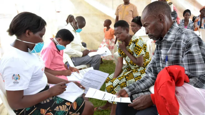 Image de Santé. La lutte contre la tuberculose en Côte d'Ivoire montre des signes encourageants. Avec un taux de guérison des formes contagieuses atteignant 87% en 2023, le pays affiche une progression significative dans la prise en charge de cette maladie. Ces résultats témoignent des efforts déployés pour contenir cette menace pour la santé publique. Vers l'Éradication d'ici 2030 Le Programme national de lutte contre la tuberculose (PNLT) fixe un objectif ambitieux : éliminer la tuberculose en tant que problème de santé publique d'ici 2030. Dr Jacquemin Kouakou, Directeur coordonnateur du PNLT, souligne cette volonté en visant à réduire drastiquement le nombre de cas pour atteindre moins de 10 cas pour 100 000 habitants. Un défi majeur, surtout lorsque 21 000 nouveaux cas sont enregistrés chaque année en Côte d'Ivoire. Le financement de la lutte contre la tuberculose demeure un enjeu crucial. Avec un plan stratégique évalué à 12 milliards de francs CFA par an, le pays doit intensifier ses efforts pour garantir les ressources nécessaires. Le déficit de financement représente un obstacle majeur pour atteindre les objectifs fixés par le PNLT. Renforcement des Infrastructures et des Soins Le gouvernement ivoirien a pris des mesures pour renforcer la prise en charge de la tuberculose. La décentralisation des centres de diagnostic et de traitement, ainsi que la multiplication des centres antituberculeux dans tout le pays, illustrent cet engagement. Malgré ces avancées, des progrès restent à accomplir pour garantir un accès équitable aux soins dans toutes les régions. Une campagne de dépistage actif a été lancée dans les villages de la sous-préfecture de Songon. Cette initiative vise à détecter précocement les cas de tuberculose et à assurer une prise en charge rapide. La sensibilisation sur l'importance du dépistage précoce joue un rôle crucial dans la lutte contre cette maladie. Alors que la Côte d'Ivoire progresse dans sa lutte contre la tuberculose, une question persiste : comment garantir un accès universel aux soins et atteindre l'objectif ambitieux de l'élimination de la tuberculose d'ici 2030 ? La réponse à cette question déterminera l'avenir de la santé publique dans le pays et servira de modèle pour d'autres nations confrontées à cette maladie.