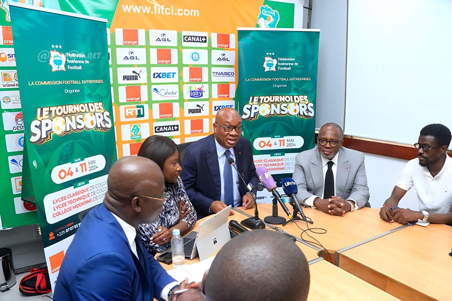 Image de Football. Dans une initiative sans précédent, la Fédération Ivoirienne de Football (FIF) lance la première édition du "Tournoi des Sponsors", une compétition exclusive réunissant seize entreprises partenaires. Annoncé lors d'une conférence de presse dirigée par le président de la FIF, Idriss Diallo, cette compétition se déroulera du 4 au 11 mai prochain dans divers établissements scolaires d'Abidjan, marquant ainsi un moment important dans l'histoire du football ivoirien. Un Engagement en Faveur du Football Ivoirien La commission football des entreprises, présidée par Malika Diakité, joue un rôle central dans l'organisation de cet événement novateur. Selon Mme Diakité, cette initiative s'inscrit dans la politique de vulgarisation et de développement du football sur le territoire national, prônée par le président de la FIF. Elle souligne l'importance de reconnaître et de célébrer les partenaires qui ont contribué au succès de la FIF, notamment lors de la récente Coupe d'Afrique des Nations remportée par la Côte d'Ivoire en 2023. Le choix du nom "Tournoi des Sponsors" pour cette première édition revêt une signification symbolique. Il traduit la reconnaissance de la FIF envers ses partenaires pour leur soutien indéfectible, en particulier lors des moments cruciaux comme la victoire en CAN 2023. Cette compétition exclusivement réservée aux sponsors est une manière de témoigner de la gratitude de la FIF envers ces entreprises qui contribuent activement au développement et à la prospérité du football ivoirien. Déroulement de la Compétition Le tournoi se déroulera sous la forme de rencontres disputées dans des établissements scolaires emblématiques d'Abidjan, tels que le collège moderne de Cocody, le lycée technique de Cocody et le lycée classique de Cocody. Les équipes participantes seront réparties en quatre poules, et les matchs se joueront sur un format de deux fois vingt minutes, avec un total de vingt-cinq joueurs par entreprise. Cette formule permettra non seulement de promouvoir l'esprit de compétition entre les partenaires, mais aussi de renforcer les liens de camaraderie et de collaboration. Dans son allocution, le président Idriss Diallo a souligné l'importance de maintenir un esprit de cohésion sociale entre les différents sponsors, tout en aspirant à un développement harmonieux du "vivre ensemble" autour du football. Cette compétition, au-delà de son aspect sportif, représente également une opportunité de renforcer les liens sociaux et de favoriser le dialogue entre les différentes entreprises partenaires. Alors que le "Tournoi des Sponsors" inaugure une nouvelle ère de partenariat et de collaboration dans le football ivoirien, une question demeure : quel sera l'impact de cette compétition sur l'avenir du football en Côte d'Ivoire ? Sera-t-il le catalyseur d'une plus grande implication des entreprises dans le développement du sport national ? Seule l'avenir nous le dira.