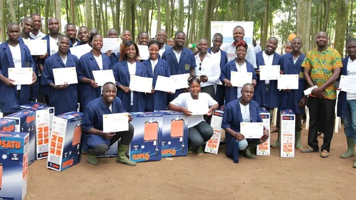 Image de Carrière. La Coalition des étudiants de l’Institut National de la Formation Professionnelle Agricole (INFPA) a récemment exprimé son mécontentement à l'égard du système d'intégration à la Fonction Publique. Dans un communiqué relayé par Linfodrome ce lundi 15 avril 2024, ces étudiants ont catégoriquement rejeté l'idée de devoir passer par un concours pour intégrer la fonction publique à la fin de leur formation. Cette déclaration a suscité des réactions, avec les responsables de l'INFPA affirmant être surpris par cette revendication. Refus du concours d'intégration : Une "supercherie" dénoncée Les étudiants de l'INFPA ont clairement exprimé leur opposition au système actuel d'intégration à la Fonction Publique. Selon eux, le processus est entaché d'une "supercherie" qui ne correspond pas à leurs attentes. Ils critiquent notamment le fait de devoir passer un concours supplémentaire après leur formation à l'INFPA. Cette démarche les a conduits à réclamer une intégration directe à la Fonction Publique dès la fin de leurs études. Outre le refus du concours d'intégration, les étudiants ont soulevé d'autres points de mécontentement. Ils dénoncent une disparité de traitement entre les étudiants boursiers et non boursiers. En effet, les frais de scolarité et les conditions financières diffèrent selon le statut de l'étudiant, ce qui crée une situation d'injustice et d'inégalité. Réaction des responsables de l'INFPA Les responsables de l'INFPA ont répondu aux revendications des étudiants en soulignant que le processus d'intégration à la Fonction Publique via un concours est une pratique établie depuis longtemps. Ils rappellent que l'inscription à l'INFPA ne garantit pas automatiquement une intégration à la Fonction Publique, comme le stipule l'arrêté régissant l'institution. Les responsables de l'INFPA ont tenu à clarifier les règles régissant le processus d'intégration et de traitement des étudiants. Selon l'arrêté en vigueur, seuls les premiers étudiants du classement bénéficient d'une aide financière de l'État. De plus, les frais de scolarité varient en fonction du statut de l'étudiant, qu'il soit boursier ou non. La contestation des étudiants de l'INFPA met en lumière les lacunes et les injustices perçues dans le processus actuel d'intégration à la Fonction Publique. Cette situation pourrait-elle conduire à une réforme du système pour répondre aux aspirations des étudiants ? La question reste ouverte, mais elle soulève des enjeux importants en matière d'équité et d'accès à l'emploi public.