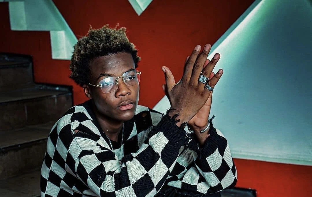 Image de Musique/Radio. Depuis son émergence sur la scène musicale ivoirienne, Ste Milano a su marquer les esprits avec son style unique et captivant. À seulement 18 ans, ce jeune artiste, de son vrai nom Zadi Yao Ezéchiel, est en train de devenir une figure emblématique du mouvement musical appelé ''le Maimouna''. Son dernier single, intitulé ''Merci'', a connu un succès retentissant avec près de 2 millions de vues en seulement trois semaines sur YouTube. Un parcours fulgurant Né le 13 janvier 2004 à Yopougon, Ste Milano a débuté sa carrière musicale dans son quartier, où son talent a rapidement attiré l'attention des acteurs majeurs de l'industrie musicale ivoirienne. C'est notamment grâce à Doupi Papillon qu'il a pu se faire remarquer, ce dernier le présentant à ZIGENSHOR PROD, une référence dans le milieu. Sous la direction de Zagba le requin et de Kommander Samo Samo, Ste Milano a enchaîné les succès, accumulant des millions de vues sur YouTube avec des titres tels que ''ORMAYOU ORMADA'', ''PAPA N'GOLO'', et ''DANSDOS''. Son ascension fulgurante lui a permis de devenir l'un des espoirs les plus prometteurs de la scène musicale ivoirienne en moins d'un an. Ste Milano ne se contente pas de faire de la musique, il s'investit également dans des projets artistiques d'envergure. En tant qu'artiste indépendant, il a participé à la cérémonie de clôture de la Coupe d’Afrique des Nations 2023, marquant ainsi les esprits des spectateurs du monde entier. Fort de cette expérience, il se prépare désormais à des performances au palais de la culture d’Abidjan, puis au Casino de Paris le 5 mai prochain. Un message de reconnaissance dans ''Merci'' Le titre ''Merci'' est bien plus qu'une simple chanson pour Ste Milano, c'est une expression de gratitude envers tous ceux qui ont soutenu sa carrière musicale depuis ses débuts. À travers ce morceau, il souhaite rendre hommage à ceux qui ont cru en lui et l'ont encouragé à persévérer dans sa passion. C'est aussi une manière pour lui de souligner l'importance du soutien et de la solidarité dans le monde de la musique. En prévoyant des collaborations internationales et en se produisant sur des scènes prestigieuses à travers le monde, Ste Milano aspire à devenir une figure incontournable de la musique africaine sur la scène internationale. Son ambition et son talent font de lui un artiste à suivre de près dans les années à venir. Avec le succès grandissant de ''Merci'' et la reconnaissance croissante de son talent, Ste Milano est sur le point de franchir de nouveaux horizons dans sa carrière musicale. Son parcours inspirant et sa détermination à réussir font de lui un exemple pour toute une génération d'artistes en herbe en Côte d'Ivoire et au-delà. Alors que Ste Milano continue de tracer son chemin dans l'industrie musicale, une question demeure : quel sera son prochain coup d'éclat ? Avec son talent indéniable et son ambition débordante, il semble promis à un avenir radieux. Reste à savoir quelles surprises il nous réserve dans les mois et les années à venir.