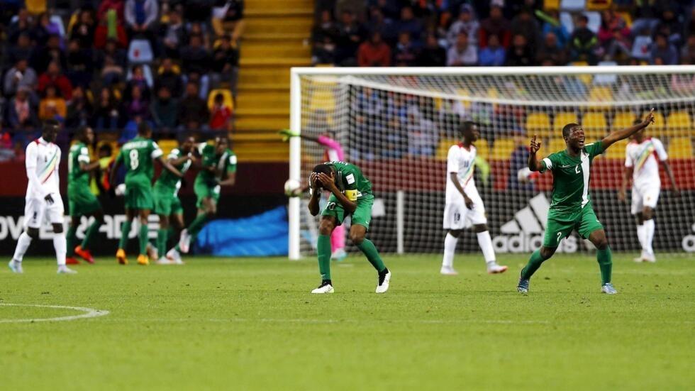 Image de Football. L'année 2015 restera gravée dans l'histoire du football africain avec la victoire éclatante du Nigeria à la Coupe d'Afrique des Nations des moins de 23 ans (CAN U23). Les Super Eagles ont réalisé un exploit remarquable en remportant le titre après une finale épique contre l'Algérie, s'imposant sur un score de 2 buts à 1. Cette performance exceptionnelle a été saluée par les supporters nigérians et a renforcé la réputation du Nigeria en tant que puissance footballistique sur le continent. Un Parcours Mémorable La route vers la victoire a été semée d'obstacles pour l'équipe nigériane, mais elle a su faire preuve de détermination et de résilience à chaque étape. Les Super Eagles ont impressionné dès le début du tournoi, enregistrant des victoires convaincantes lors des matchs de groupe et en se qualifiant avec aisance pour les phases éliminatoires. Leur parcours a été marqué par un mélange de jeu offensif et défensif, avec des performances individuelles remarquables et une cohésion d'équipe remarquable. La finale de la CAN U23 entre le Nigeria et l'Algérie a tenu toutes ses promesses, offrant un spectacle captivant aux amateurs de football du continent. Les deux équipes ont livré une bataille acharnée sur le terrain, avec des moments de suspense et d'émotion intense. Finalement, ce sont les Super Eagles qui ont réussi à s'imposer, marquant deux buts cruciaux pour décrocher la victoire tant convoitée. La Consécration des Super Eagles La victoire à la CAN U23 a été une véritable consécration pour l'équipe nigériane et son entraîneur, qui ont travaillé dur pour atteindre ce succès. Pour les joueurs, remporter ce titre prestigieux a représenté le point culminant de leur carrière sportive et les a propulsés sur le devant de la scène footballistique africaine. Pour le Nigeria en tant que nation, cette victoire a été une source de fierté et a renforcé la passion et l'engouement pour le football dans tout le pays. Bien que l'événement se soit déroulé il y a des années, en 2015, la victoire du Nigeria à la CAN U23 continue d'inspirer les générations futures de footballeurs et de supporters. Elle témoigne de la richesse du talent footballistique en Afrique et de la capacité des nations africaines à rivaliser au plus haut niveau international. En regardant en arrière, cette victoire demeure un moment emblématique dans l'histoire du football nigérian et un symbole de son héritage sportif durable. Quel autre événement sportif majeur pensez-vous que le Nigeria pourrait remporter dans un avenir proche ?