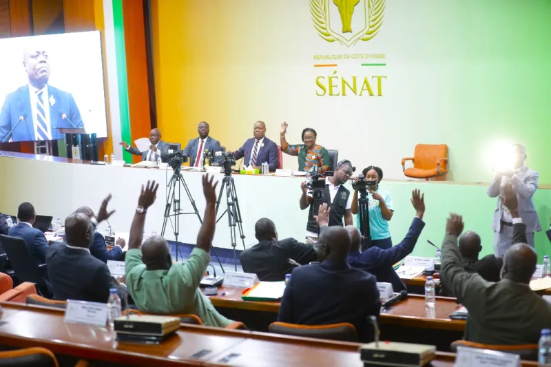 Image de Politique. Le mardi 16 avril 2024 restera gravé dans l'histoire législative de la Côte d'Ivoire. Ce jour-là, les Sénateurs membres de la Commission de la Sécurité et Défense (CSD) ont pris une décision cruciale en adoptant un projet de loi relatif à la protection des emblèmes. Cette initiative, portée par le Garde des Sceaux, Ministre de la Justice et des Droits de l’Homme, Sansan Kambilé, vise à réglementer l'usage des emblèmes de la Croix-Rouge, du Croissant-Rouge et du Cristal-Rouge sur le territoire ivoirien. Les motivations derrière le projet de loi L'émissaire du gouvernement ivoirien a mis en lumière les fondements juridiques et humanitaires de ce projet de loi. En effet, l'utilisation des emblèmes et des dénominations Croix-Rouge, Croissant Rouge et Cristal Rouge est régie par les Conventions de Genève, un ensemble de traités internationaux visant à protéger les victimes de conflits armés. Ces emblèmes et dénominations, ainsi que les signaux distinctifs qui leur sont associés, sont protégés par le droit international, que ce soit en temps de paix ou pendant les hostilités. Le Ministre Sansan Kambilé a souligné l'importance de prendre des mesures nationales pour prévenir les abus liés à l'utilisation de ces emblèmes. En réglementant leur emploi, l'État ivoirien vise à garantir l'impartialité de l'assistance humanitaire et à renforcer la confiance dans ces symboles de secours et de protection. L'usage abusif de ces emblèmes peut en effet compromettre leur valeur protectrice, mettre en danger la vie des personnes qui les utilisent légitimement et perturber les opérations humanitaires. Une décision approuvée à l'unanimité par le Sénat Face à l'argumentaire solide du Ministre, les Sénateurs membres de la Commission de la Sécurité et Défense ont unanimement approuvé le projet de loi. Cette décision témoigne de l'engagement de la Côte d'Ivoire à respecter ses engagements internationaux en matière de protection des victimes de conflits armés. La Sénat en adoptant ce projet de loi, le pays renforce sa législation nationale pour prévenir les abus et assurer le respect des emblèmes humanitaires. Alors que la Côte d'Ivoire prend des mesures pour renforcer la protection des emblèmes de la Croix-Rouge, du Croissant-Rouge et du Cristal-Rouge sur son territoire, il est légitime de se demander vers quelle direction évoluera la législation internationale sur ce sujet crucial. Avec l'évolution des conflits armés et des menaces humanitaires, il est essentiel que la communauté internationale continue à adapter ses instruments juridiques pour garantir la sécurité et la protection des personnes en situation de vulnérabilité.