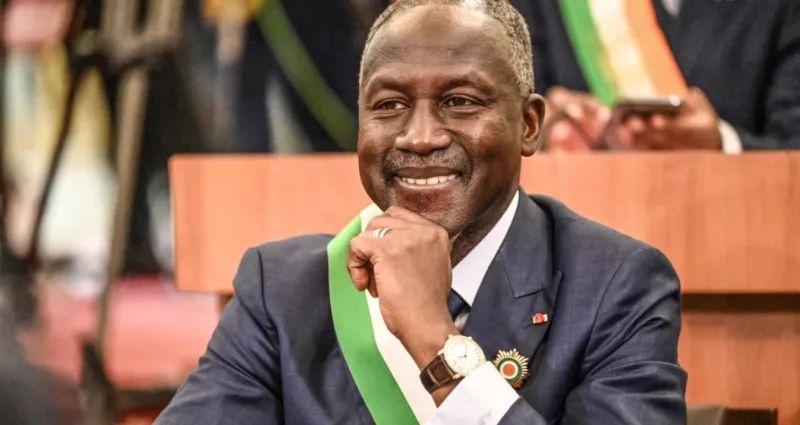 Image de Politique. Depuis que les échanges téléphoniques entre le Président Alassane Ouattara et Guillaume Soro ont été rendus publics, la question de savoir si Soro reviendra en Côte d'Ivoire est devenue un sujet brûlant dans les cercles politiques. Adama Bictogo, président de l’Assemblée nationale, a partagé ses réflexions sur cette question lors d'une interview accordée à Jeune Afrique. Adama Bictogo favorable au retour de Soro Le 4 avril dernier, Guillaume Soro a confirmé avoir appelé le président Ouattara pour saluer le début de la détente politique en Côte d’Ivoire. Il a mentionné les mesures d’élargissement en faveur de ses proches compagnons politiques, notamment le vice-président de Générations et Peuples Solidaires, M. Koné Souleymane. Soro a également laissé entendre que sa prochaine rencontre avec Ouattara se déroulerait en Côte d’Ivoire, ce qui a suscité des spéculations sur un possible rapprochement entre les deux hommes et leurs factions politiques respectives. Interrogé sur son opinion concernant un éventuel retour de l’ex-Premier ministre en Côte d’Ivoire, Adama Bictogo a exprimé son soutien à cette perspective. Il a souligné que le dialogue entre le chef de l'État et l'ancien président de l’Assemblée nationale est un signe positif pour la cohésion sociale du pays. « Naturellement, j’y suis favorable. En homme de consensus, je crois au grand rassemblement », a-t-il déclaré. Bictogo a également insisté sur l'importance de respecter les règles de fonctionnement de la République dans ce processus. Selon lui, le retour de Soro ne devrait pas poser de problème tant qu'il s'inscrit dans le cadre légal et contribue au projet de société axé sur la solidarité et l'inclusion prôné par le président. Un passé de désaccords Il est important de rappeler que les relations entre Bictogo et Soro n'ont pas toujours été harmonieuses. En particulier, lors du refus de Soro de rejoindre le RHDP, Bictogo avait publiquement encouragé Soro à « libérer le tabouret » de la présidence de l'Assemblée nationale. De plus, il avait critiqué les compétences économiques de Soro lors de son mandat de Premier ministre. Malgré ces désaccords passés, Bictogo semble désormais ouvert à un éventuel retour de Soro en Côte d'Ivoire. Le dialogue téléphonique entre Ouattara et Soro a ravivé les espoirs d'un apaisement politique en Côte d'Ivoire. L'avis favorable de Bictogo sur le retour de Soro souligne l'importance d'une approche inclusive pour renforcer la cohésion sociale dans le pays. Cependant, la question demeure : le retour de Soro contribuera-t-il à la stabilité politique de la Côte d'Ivoire ou ravivera-t-il des tensions déjà existantes ?