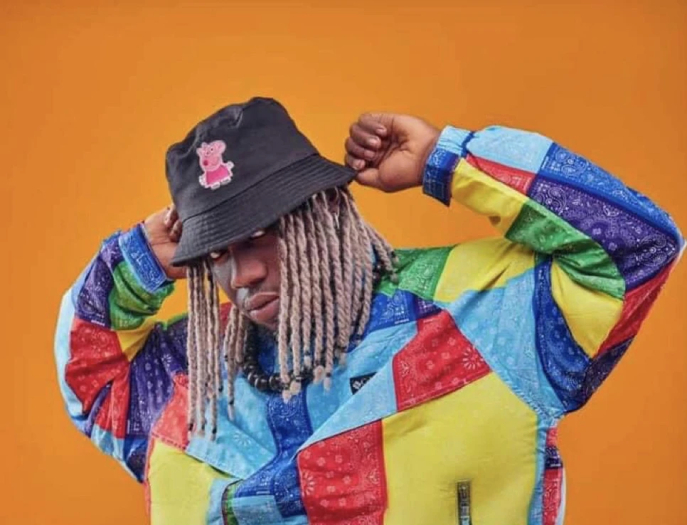 Image de Musique/Radio. L'artiste coupé-décalé Dydy Yeman a récemment fait sensation avec la sortie de son titre "Regardez mon Bobaraba", une réinterprétation du concept de danse "Bobaraba". Cependant, cette sortie n'a pas tardé à susciter la controverse, le clip étant rapidement soumis à des restrictions sur la plateforme de partage de vidéos YouTube. Les raisons de la restriction Les restrictions imposées au clip "Regardez mon Bobaraba" de Dydy Yeman sur YouTube sont attribuées aux effets visuels ajoutés aux images de jeunes femmes se trémoussant de manière exagérée. Ces mouvements, jugés provocateurs par certains, ont conduit à une limitation de la visibilité du clip, le rendant inaccessible à une grande partie du public. Le "Bobaraba" est une danse populaire dans le milieu du coupé-décalé, caractérisée par des mouvements mettant en valeur le postérieur. À l'origine, ce concept visait à promouvoir l'acceptation de soi et à briser les complexes, notamment chez les personnes aux formes généreuses. Il a été popularisé par des artistes tels que Mix Premier, DJ Ello, Kedjevara, et Antoinette Alany. Face à l'engouement pour le "Bobaraba", certains artistes ont décidé de revisiter ce concept pour l'adapter à de nouveaux publics. Ainsi est né le "Bobarafitini", une variante de la danse incluant également les hommes, lancée en collaboration avec l'artiste Claire Bahi. Cette évolution témoigne de la capacité du coupé-décalé à se renouveler et à s'adapter aux tendances du moment. La réinterprétation de Dydy Yeman Avec "Regardez mon Bobaraba", Dydy Yeman propose sa propre vision de cette danse emblématique. En incluant les hommes dans son clip, l'artiste cherche à repousser les limites du concept traditionnel du "Bobaraba" et à créer une nouvelle dynamique dans le monde du coupé-décalé. La décision de restreindre le clip de Dydy Yeman sur YouTube a suscité des réactions mitigées. Si certains applaudissent cette initiative, arguant qu'elle contribue à protéger les jeunes spectateurs des contenus jugés inappropriés, d'autres voient cette restriction comme une atteinte à la liberté d'expression artistique. Alors que le débat autour du clip "Regardez mon Bobaraba" de Dydy Yeman continue de faire rage, une question persiste : quelle sera la suite pour cet artiste et son œuvre controversée ? Attendons de voir comment cette affaire évoluera et quelles répercussions elle aura sur le paysage musical ivoirien.