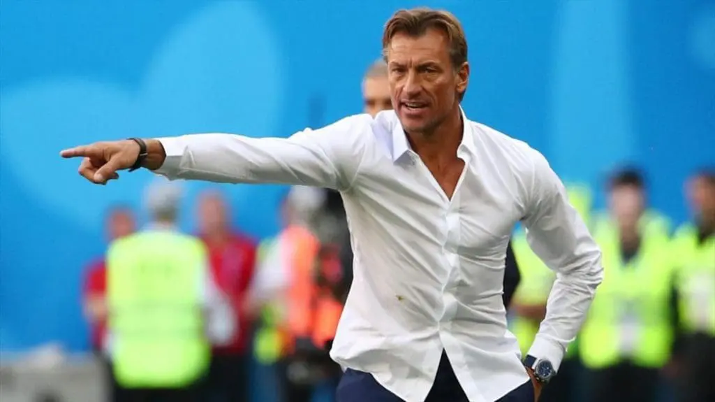 Image de Football. L'entraîneur français Hervé Renard a été honoré par la Confédération Africaine de Football (CAF) en recevant le prestigieux titre d’entraîneur de l’année. Cette reconnaissance vient couronner une carrière jalonnée de succès et de réalisations impressionnantes dans le monde du football. Anciennement en charge des Éléphants de Côte d'Ivoire, Renard a récemment mené une autre équipe, les Chipolopolo de Zambie, à la gloire continentale. Son génie tactique et sa capacité à motiver ses joueurs ont été salués à juste titre par la communauté du football. Le Parcours Exceptionnel d'Hervé Renard Hervé Renard a démontré son talent et son savoir-faire exceptionnel en remportant deux Coupes d'Afrique des Nations (CAN) consécutives avec deux équipes nationales différentes. Cette réalisation est une prouesse rarement égalée dans le monde du football. Son premier triomphe est survenu avec la Zambie en 2012, où il a conduit une équipe considérée comme un outsider à remporter le titre continental, marquant ainsi l'histoire du football zambien. Après avoir marqué de son empreinte l'histoire de la Zambie, Renard a ensuite rejoint les rangs des Éléphants de Côte d'Ivoire. Sous sa direction, l'équipe ivoirienne a connu un renouveau spectaculaire, remportant la CAN en 2015. Cette victoire a été un moment de fierté nationale pour la Côte d'Ivoire et a consolidé la réputation de Renard en tant qu'entraîneur d'exception. Un Talent Reconnu et Récompensé La décision de la CAF d'attribuer à Hervé Renard le titre d'entraîneur de l'année reflète la reconnaissance de ses pairs et de la communauté du football pour ses réalisations remarquables. Son approche stratégique et sa capacité à inspirer ses joueurs à donner le meilleur d'eux-mêmes sur le terrain ont été des éléments clés de son succès. Renard incarne l'excellence et la détermination, des qualités qui ont conduit ses équipes à des victoires mémorables. Malgré ses succès indéniables, Hervé Renard ne se repose pas sur ses lauriers. Toujours en quête de nouveaux défis et de nouveaux horizons, il continue de chercher à repousser les limites du football. Son engagement envers l'excellence et son désir constant d'innover font de lui l'une des figures les plus respectées et admirées dans le monde du football africain. Hervé Renard est bien plus qu'un simple entraîneur de football ; il est un architecte de rêves, un stratège visionnaire et un leader charismatique. Son parcours exceptionnel, marqué par des victoires consécutives avec deux équipes nationales différentes, témoigne de sa capacité à transcender les frontières et à inspirer ceux qui l'entourent. En étant sacré meilleur entraîneur de l'année par la CAF, Renard voit son travail acharné et son dévouement récompensés, tout en continuant d'écrire son nom en lettres d'or dans l'histoire du football africain.