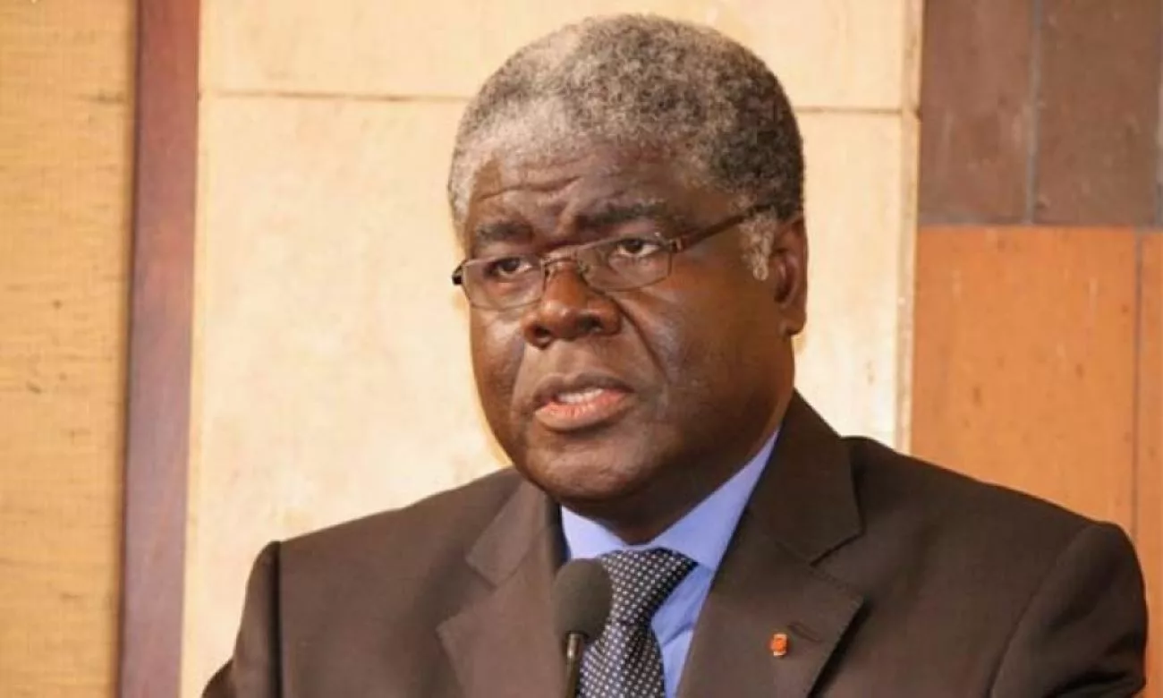 Image de Politique. Le Premier ministre ivoirien Robert Beugré Mambé s'envole pour Accra, marquant ainsi un pas significatif dans le renforcement des liens entre la Côte d'Ivoire et le Ghana dans le domaine crucial du cacao. L'événement phare de cette mission diplomatique est l'inauguration du siège du Secrétariat Exécutif de l'Initiative Cacao Côte d'Ivoire-Ghana (ICCIG), prévue pour le 18 avril 2024. L'élan d'une collaboration historique À l'origine de cette initiative, les présidents Alassane Ouattara de la Côte d'Ivoire et Nana Akufo-Addo du Ghana ont donné le coup d'envoi en mars 2018. Un engagement commun pour dynamiser la coopération entre les deux géants du cacao, matérialisé en 2021 par la création de l'ICCIG, un mécanisme opérationnel destiné à catalyser le développement durable du secteur. L'objectif central de cette entreprise conjointe réside dans l'amélioration des conditions de vie des producteurs de cacao, vecteur essentiel d'une économie florissante dans les deux nations. Un partenariat stratégique qui vise également à consolider leur position dominante sur la scène mondiale cacaoyère, compte tenu de leur part de marché déterminante, totalisant plus de 60% de l'offre mondiale. Inauguration du siège : un symbole d'engagement L'inauguration du siège du Secrétariat Exécutif de l'ICCIG à Accra revêt une importance capitale dans la concrétisation des ambitions partagées des deux États. Elle incarne non seulement le point culminant d'un processus de collaboration intensive, mais aussi la matérialisation d'une vision commune pour l'avenir de la filière cacaoyère. L'installation de ce quartier général opérationnel représente un jalon majeur dans la mise en œuvre des stratégies concertées visant à garantir une croissance économique équilibrée et durable. Sous les auspices de cet organe, des politiques et des actions concrètes seront élaborées et déployées pour relever les défis structurels qui entravent encore le plein épanouissement du secteur. Un leadership cacaoyer affirmé La Côte d'Ivoire, premier producteur mondial de cacao, et le Ghana, son suivant immédiat, sont fermement déterminés à consolider leur leadership. Au-delà des considérations économiques, cette ambition reflète également un engagement envers les millions de producteurs qui dépendent de cette industrie pour leur subsistance. Dans cette perspective, l'ICCIG émerge comme un catalyseur d'innovation et de progrès, offrant une plateforme d'échange et de coordination pour relever les défis de la filière. En favorisant la collaboration entre les acteurs nationaux et internationaux, cette initiative aspire à insuffler un nouvel élan à une économie cacaoyère confrontée à des enjeux majeurs, tels que la durabilité environnementale et la justice sociale. Alors que les regards se tournent vers l'inauguration imminente du siège de l'ICCIG à Accra, une question cruciale se pose : quelles sont les perspectives à long terme de cette coopération renforcée entre la Côte d'Ivoire et le Ghana dans le secteur vital du cacao ? Si l'événement symbolise un pas en avant significatif, il soulève également des interrogations sur les défis à venir et les opportunités à saisir pour réaliser pleinement le potentiel de cette alliance stratégique.