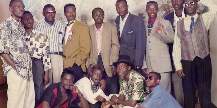 Image de Musique/Radio. Le mythique groupe de musique centrafricain, « Formidable Musiki », s'apprête à marquer un demi-siècle d'existence, une étape majeure dans l'histoire de la musique en Centrafrique. Fondé en 1974 par Thierry Yezo, ce groupe emblématique a su traverser les décennies, surmontant les obstacles et les épreuves pour devenir une référence incontestée dans le paysage musical de la région. Une Célébration d'Envergure en France Pour commémorer cet anniversaire exceptionnel, les membres de « Formidable Musiki » ont choisi les villes de Paris et de Lyon comme théâtres de leurs festivités. Ces concerts, prévus respectivement les 16 et 25 mai 2024, promettent d'être des moments uniques, empreints de surprises et de convivialité, offrant aux fans une expérience mémorable à la hauteur de l'occasion. Depuis sa création, « Formidable Musiki » a su séduire un large public grâce à son répertoire varié, mêlant reprises de grands standards internationaux et compositions originales. À travers des rythmes envoûtants et des mélodies entraînantes, le groupe transporte son auditoire dans un voyage musical riche en émotions, reflétant la diversité culturelle et artistique de la Centrafrique. Héritage et Continuité Malgré les épreuves et les tragédies qui ont jalonné son parcours, « Formidable Musiki » a su préserver son essence et son héritage. La disparition prématurée de Thierry Yezo en 1995 aurait pu mettre un terme à l'aventure musicale du groupe, mais c'est avec détermination et résilience que ses membres ont choisi de poursuivre sa mission, perpétuant ainsi son héritage et son impact sur la scène musicale centrafricaine. Alors que « Formidable Musiki » s'apprête à célébrer un demi-siècle de musique et de passion, une question se pose naturellement : quel sera l'avenir de ce groupe emblématique ? Au-delà de la célébration de cet anniversaire historique, quels défis et quels projets attendent « Formidable Musiki » dans les années à venir ? Autant d'interrogations qui témoignent de l'importance et de la fascination que ce groupe exerce sur son public, ainsi que de son rôle central dans le paysage culturel centrafricain.