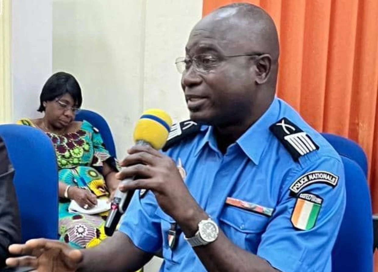 Image de Politique. Le maire de Yopougon, Adama Bictogo, a récemment annoncé la nomination d'un nouveau directeur pour la police municipale. Ce choix stratégique intervient dans un contexte où la sécurité demeure une préoccupation majeure pour les habitants de la commune, confrontée à des défis croissants en matière de maintien de l'ordre et de sécurité publique. Les enjeux de la sécurité à Yopougon Avec une superficie de 160 km² et une population dépassant les 1,6 million d'habitants, Yopougon représente l'une des zones les plus vastes et les plus peuplées d'Abidjan. Cette commune, considérée comme une véritable ville à part entière, doit faire face à des défis sécuritaires particulièrement complexes. Le maire Adama Bictogo souligne l'importance cruciale du maintien de l'ordre et de la sécurité publique dans sa commune. Face à une insécurité persistante, il affirme que ces questions demeurent au cœur de ses préoccupations. Conscient des enjeux sécuritaires, le maire Bictogo a décidé d'engager une réforme profonde de la police municipale de Yopougon. Son objectif est de moderniser et de renforcer cette institution, tout en favorisant une collaboration accrue avec les forces de sécurité étatiques, telles que la police nationale, la gendarmerie, les sapeurs-pompiers et la sécurité civile. Portrait du nouveau directeur, le colonel-major Lassinan Ouattara Pour mener à bien cette réforme, Adama Bictogo a nommé le colonel-major Lassinan Ouattara à la tête de la police municipale. Ce dernier, policier à la retraite, bénéficie d'une solide expérience dans le domaine de la sécurité. Ayant occupé des postes clés au sein de la Brigade anti-émeutes (BAE) et du Groupe Mobile d'Intervention (GMI) de la Préfecture de Police d'Abidjan, ainsi que celui de Préfet de police de Daloa, le colonel-major Ouattara apporte une expertise précieuse à sa nouvelle fonction. En tant que nouveau directeur de la police municipale, le colonel-major Ouattara aura pour mission de mettre en œuvre les directives du maire Bictogo. Parmi ses priorités figurent le recrutement de nouveaux agents, le renforcement des moyens logistiques et la professionnalisation des forces de sécurité. Le maire Adama Bictogo insiste sur la nécessité de rapprocher la police municipale des citoyens et de leurs préoccupations. Il souhaite ainsi restaurer la confiance entre les forces de l'ordre et la population, afin de lutter efficacement contre la violence et le grand banditisme qui menacent la sécurité à Yopougon. La nomination du colonel-major Lassinan Ouattara à la tête de la police municipale de Yopougon marque un tournant important dans la lutte contre l'insécurité dans cette commune. Toutefois, de nombreux défis restent à relever pour garantir la sécurité et le bien-être des habitants. Face à ces enjeux, la question qui se pose est de savoir comment la nouvelle direction de la police municipale compte-t-elle s'attaquer aux défis sécuritaires spécifiques à Yopougon et renforcer la collaboration avec les autres acteurs de la sécurité dans la région ?