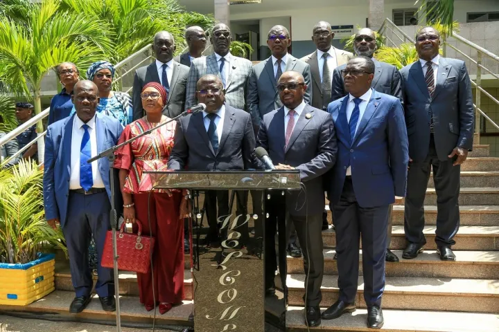 Troisième Image de Société. Au cœur de la vibrante cité balnéaire de Port-Bouet, une assemblée exceptionnelle s'est tenue, réunissant les plus hautes autorités du District Autonome d'Abidjan et les édiles des 13 communes qui composent cette métropole dynamique. Le Ministre-Gouverneur, Cissé Ibrahima Bacongo, accompagné des premiers magistrats des communes, a présidé une réunion d'une importance cruciale. La mission : forger un pacte solennel contre les fléaux qui rongent la ville, notamment la mendicité, le désordre des transports en commun et les nuisances environnementales. Une Lutte Acharnée Contre la Mendicité Le phénomène de la mendicité a été au cœur des débats lors de cette rencontre historique. Tantôt décrite comme une "véritable activité", tantôt dénoncée comme une nuisance sociale, la mendicité a pris des proportions alarmantes, alimentée par des réseaux mafieux et une exploitation croissante. Toutefois, le Ministre-Gouverneur a souligné qu'il ne s'agit pas d'une chasse aux étrangers, mais d'une volonté ferme de bannir une pratique nuisible. "Nous ne cherchons pas à expulser des étrangers, mais à mettre fin à cette pratique honteuse qui gangrène nos rues", a-t-il affirmé. Pour renforcer cette lutte, l'implication des ambassades et des organisations internationales telles que l'Organisation Internationale pour les Migrations (OIM) est envisagée. Cette approche multilatérale vise à sensibiliser et à mobiliser les ressources nécessaires pour endiguer ce fléau. Désordre Urbain et Insalubrité : Un Combat Sans Relâche Outre la mendicité, le désordre urbain et l'insalubrité ont été au centre des préoccupations. Les cimenteries, accusées de compromettre la santé publique, sont dans le viseur des autorités. Les maires ont unanimement dénoncé leur implantation stratégique dans des zones résidentielles, exposant ainsi les habitants à des risques sanitaires majeurs. Dans une démarche résolue, le Ministre-Gouverneur a annoncé une traque sans merci des entreprises négligentes, avec le soutien des autorités locales. Dans le domaine des transports urbains, la création d'une gare routière à Adjamé est envisagée comme une solution pour mettre fin au chaos qui règne dans le secteur des "Gbaka". Cette initiative, saluée par les maires présents, vise à améliorer la circulation et à garantir un service de qualité pour les habitants de la métropole. Vers une Gestion Concertée de la Ville Pour concrétiser ces mesures, une coordination étroite entre le District Autonome et les mairies est essentielle. La création d'une brigade spéciale, composée de représentants de la Police Nationale, du District Autonome et des 13 communes, marque le début d'une collaboration sans précédent pour assainir les rues d'Abidjan. De plus, la mise en place d'une cellule de concertation hebdomadaire permettra de suivre de près la mise en œuvre des décisions prises lors de cette réunion historique. Alors que le soleil se couche sur cette réunion d'importance capitale, une question persiste : Abidjan peut-elle retrouver son lustre d'antan ? À travers ces mesures audacieuses et cette volonté politique affirmée, l'espoir d'une métropole ordonnée et prospère renaît. Mais le chemin à parcourir est long et semé d'embûches. La réussite de cette entreprise dépendra de l'engagement de tous les acteurs impliqués, de la solidarité des citoyens et de la détermination des autorités à faire de la capitale économique de la Côte d'Ivoire un modèle de développement urbain durable. Alors, quelles seront les prochaines étapes de cette métamorphose urbaine ? La réponse ne dépend que de nous.