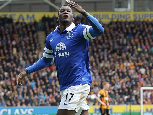 Image de Football. En 2015, l'attaquant belge Romelu Lukaku, évoluant alors à Everton, suscitait l'intérêt de plusieurs grands clubs européens, dont le PSG et la Juventus. Sa performance sur le terrain avait attiré l'attention des recruteurs, ouvrant ainsi la porte à des négociations cruciales pour son avenir. Le Prix de la Liberté Everton, conscient de la valeur de son joueur, a fixé un prix d'achat ambitieux : 45 millions d'euros. Cette somme élevée reflétait à la fois la qualité de Lukaku en tant que footballeur et la détermination du club à obtenir une compensation juste pour sa libération. Cette annonce a alimenté les spéculations dans le monde du football. Les clubs intéressés ont dû évaluer la pertinence de cet investissement et se positionner rapidement pour sécuriser les services de Lukaku. Les enchères étaient ouvertes, et la concurrence était féroce. Everton a ainsi lancé un appel aux enchères, invitant les clubs intéressés à soumettre leurs offres. Cette démarche a créé un climat de compétition intense, où chaque équipe cherchait à surpasser ses concurrents pour obtenir le précieux attaquant belge. La Valeur du Talent Lukaku, à seulement 21 ans à l'époque, représentait l'avenir du football européen. Sa capacité à marquer des buts et sa polyvalence sur le terrain en faisaient un joueur convoité. Les 45 millions d'euros exigés par Everton semblaient être un investissement judicieux pour quiconque cherchait à renforcer son effectif. En 2015, le monde du football était en effervescence alors que les grandes équipes se disputaient les services de Romelu Lukaku. La décision finale appartenait aux clubs prêts à répondre aux exigences financières d'Everton. Au final, Lukaku a poursuivi sa carrière dans d'autres clubs, mais cette période a marqué une étape importante dans son ascension vers les sommets du football européen. Alors que nous nous souvenons de cet événement majeur de 2015, il est intéressant de réfléchir à son impact sur le paysage actuel du football. Comment les transferts de joueurs ont-ils évolué depuis lors ? Quelles leçons les clubs ont-ils tirées de cette période de négociations intenses ? La passion pour le football et l'excitation des marchés des transferts perdurent-elles aujourd'hui ?