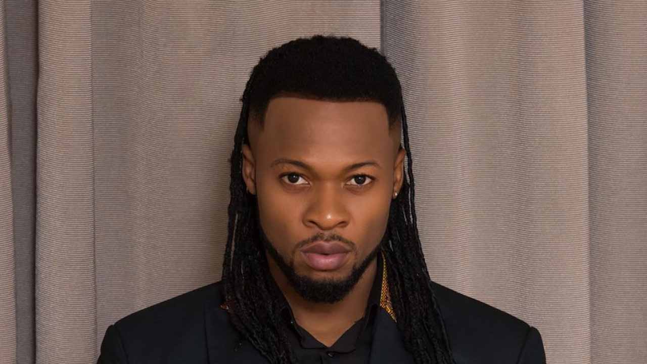 Image de Célébrités. Une récente déclaration d'un proche de Flavour laisse entendre que le célèbre chanteur nigérian pourrait bien être sur le point de franchir le pas et de se marier. Cette nouvelle surprenante vient contredire les déclarations antérieures de l'artiste concernant son engagement envers le mariage. Réticences passées Par le passé, Flavour avait exprimé des réticences quant à l'idée de se marier. L'artiste avait évoqué le manque de temps qu'il pourrait consacrer à une famille en raison de ses nombreuses activités. Cette incertitude quant à son engagement à long terme l'avait poussé à repousser l'idée du mariage. Cependant, lors d'une récente interview, Flavour a surpris ses fans en annonçant qu'il avait l'intention de se marier. Cette déclaration a suscité des interrogations quant à la sincérité de ses propos. Certains se demandent s'il s'agit simplement d'une plaisanterie ou d'une manière pour l'artiste d'éviter la question récurrente sur son statut matrimonial. Attente et patience Il est difficile de déterminer avec certitude si Flavour est réellement prêt à franchir le pas du mariage ou s'il s'agit simplement d'une déclaration en l'air. Seule l'attente nous permettra de connaître les véritables intentions de l'artiste. L'annonce de Flavour sur son intention de se marier a surpris de nombreux fans, compte tenu de ses déclarations passées sur le sujet. Cependant, il reste à voir si cette déclaration se concrétisera réellement dans un avenir proche. En attendant, les admirateurs de l'artiste devront patienter et observer avec curiosité l'évolution de cette histoire.