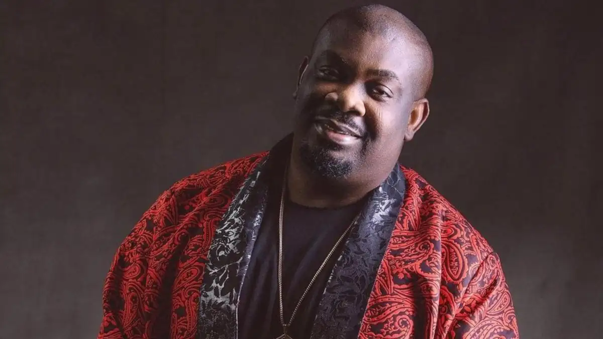 Image de Célébrités. Le célèbre producteur de musique et fondateur de Marvin Records, Don Jazzy, a récemment fait sensation sur les réseaux sociaux en dévoilant sa toute nouvelle coupe de cheveux. Cette transformation capillaire a suscité de nombreuses réactions parmi les fans et les followers, et il est difficile de ne pas être impressionné par le résultat. Une transformation audacieuse Don Jazzy, connu pour son style excentrique et son sens de l'humour, a opté pour une coupe de cheveux qui ne manque pas d'audace. En publiant l'image de sa nouvelle coiffure, il a immédiatement attiré l'attention de ses followers, qui ont été surpris par ce changement radical. Les réactions des fans ont été diverses, mais dans l'ensemble, la plupart semblaient apprécier le nouveau look de Don Jazzy. Sur les réseaux sociaux, de nombreux commentaires positifs ont été postés, saluant le courage du producteur de musique à expérimenter avec son apparence. Un style qui divise Cependant, comme c'est souvent le cas avec les transformations radicales, certains fans ont exprimé leur surprise ou leur désapprobation face à cette nouvelle coupe de cheveux. Certains ont même comparé le nouveau look de Don Jazzy à celui de célébrités internationales, créant ainsi un débat animé en ligne. La nouvelle coupe de cheveux de Don Jazzy a certainement fait parler d'elle sur les réseaux sociaux. Que l'on soit fan ou non, il est indéniable que le producteur de musique a réussi à susciter l'attention de son public avec cette transformation audacieuse. Reste à voir si cette nouvelle coiffure deviendra emblématique comme d'autres aspects de sa personnalité excentrique.