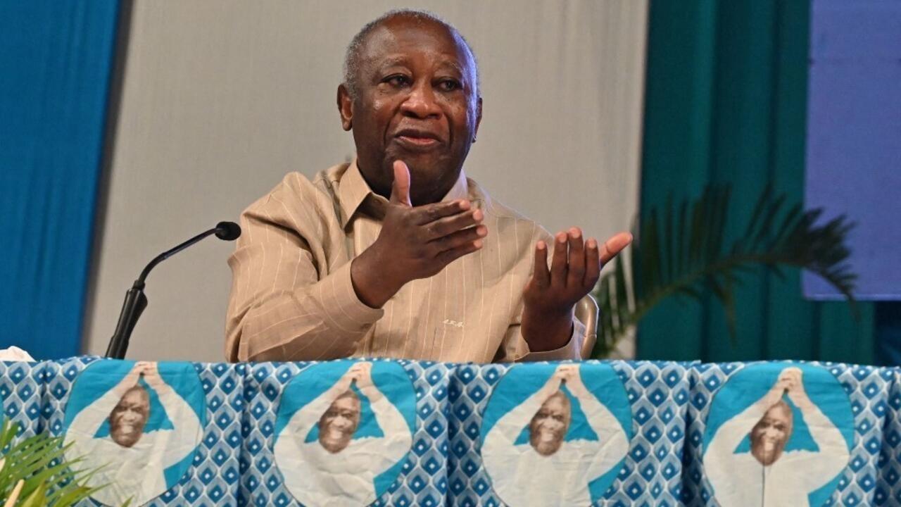 Image de Politique. La scène politique ivoirienne se trouve actuellement au cœur d'un débat animé concernant l'inscription du nom de l'ancien président Laurent Gbagbo sur la liste électorale. Cette question, évoquée lors d'une conférence de presse tenue le jeudi 18 avril 2024 par Katinan Koné, président du conseil stratégique et politique du PPA-CI, témoigne des enjeux cruciaux qui marquent le paysage politique de la Côte d'Ivoire. Sollicitation d'une audience avec le Premier Ministre Dans un souci de dialogue et de résolution pacifique des tensions politiques, le PPA-CI a pris l'initiative d'adresser une demande d'audience au Premier Ministre Robert Mambé. Cette démarche vise à ouvrir un canal de discussion constructif pour trouver une solution concernant l'inscription de Laurent Gbagbo sur la liste électorale. Katinan Koné a souligné lors de sa déclaration liminaire que cette démarche s'inscrit dans la continuité de la politique de dialogue prônée par l'ancien président Gbagbo, visant à résoudre les contradictions politiques et sociales par le dialogue. Depuis le dépôt de la demande d'audience le vendredi 15 mars 2024, suivie d'une lettre de rappel adressée au Premier Ministre le vendredi 12 Avril 2024, le PPA-CI attend toujours une réponse de la part du gouvernement. Cette attente souligne l'importance accordée par le parti à l'ouverture d'un dialogue inclusif et au règlement pacifique des divergences politiques. Le souhait du PPA-CI est que cette demande d'audience puisse déboucher sur des mesures concrètes pour apaiser les tensions et favoriser l'inclusion politique. Échanges téléphoniques entre Ouattara et Soro Parallèlement à cette initiative, le PPA-CI s'est félicité des récents échanges téléphoniques entre le Chef de l'État ivoirien et l'ancien Président de l'Assemblée nationale, Guillaume Soro, toujours en exil. Cette communication marque un pas en avant dans la voie du dialogue et de la réconciliation nationale. Le retour annoncé de certains collaborateurs de Guillaume Soro est perçu comme un signe encourageant, laissant entrevoir la possibilité d'un retour de l'ancien président de l'Assemblée nationale. Katinan Koné a souligné l'importance de ces échanges pour la réconciliation nationale, un objectif que Laurent Gbagbo a toujours soutenu. Le processus de désignation de Laurent Gbagbo comme candidat du PPA-CI à l'élection présidentielle à venir est présenté comme une démonstration de leur engagement envers la voie démocratique pour participer au débat politique. Selon Katinan Koné, c'est cette voie démocratique qui préserve la paix sociale et garantit une participation totale et entière au processus politique. Cette déclaration met en lumière l'importance accordée par le PPA-CI à la démocratie et à la participation citoyenne dans la construction d'un avenir politique stable et inclusif pour la Côte d'Ivoire. Alors que la Côte d'Ivoire se trouve à un moment charnière de son histoire politique, la question de l'inscription de Laurent Gbagbo sur la liste électorale ne représente qu'un aspect des défis et des enjeux auxquels le pays est confronté. Dans quelle mesure les efforts de dialogue et de réconciliation entre les différents acteurs politiques pourront-ils contribuer à forger un avenir politique solide et pacifique pour la Côte d'Ivoire ? Cette question ouverte incite à la réflexion sur les possibilités et les défis qui jalonnent le chemin vers une véritable stabilité politique et sociale dans le pays.