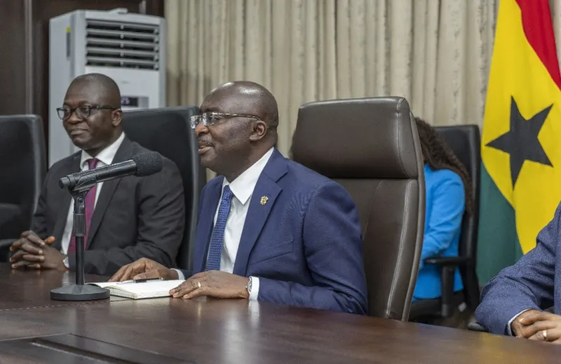 Image de Affaires Etrangères. Ce jeudi 17 avril 2024, une étape significative dans la relation entre la Côte d'Ivoire et le Ghana a été marquée par la présence du Premier ministre ivoirien, Beugré Mambé, à Accra, la capitale ghanéenne. Sa mission : représenter le Président de la République, Alassane Ouattara, à la cérémonie inaugurale du siège du Secrétariat Exécutif de l'Initiative Cacao Côte d'Ivoire-Ghana (ICIG). Un dialogue constructif pour une industrie cacaoyère durable Au cours de sa visite, le Premier Ministre Robert Beugré Mambé a tenu des discussions fructueuses avec le Vice-président ghanéen, Dr Mahamudu Bawumia, sur la nécessité de promouvoir et de consolider une véritable industrie du cacao entre les deux pays. Cette initiative s'inscrit dans le cadre d'une volonté politique engagée de la part des dirigeants ivoiriens et ghanéens. "Le président de la République, Alassane Ouattara, a demandé que nous puissions travailler avec le Ghana sur plusieurs vecteurs. Cette coopération vise à faire de nos deux pays une zone géographique où le cacao est solidement implanté", a souligné le Premier Ministre à sa sortie de l'audience. L'Initiative Cacao Côte d'Ivoire-Ghana (ICIG), lancée en avril 2021 par les présidents Alassane Ouattara et Nana Addo Dankwa AKUFO-ADDO, a pour mission de coordonner les institutions et les politiques cacaoyères des deux pays. Son objectif principal est de renforcer les droits des producteurs de cacao et d'améliorer leurs conditions de vie. Grâce à cette initiative, des succès tangibles ont déjà été enregistrés, notamment à travers le Différentiel de revenu décent (DRD), un mécanisme qui garantit aux producteurs ivoiriens et ghanéens un revenu juste et décent pour leur travail. Un pas vers une filière cacaoyère plus équitable La présence du Premier Ministre Robert Beugré Mambé à l'inauguration du siège de l'ICIG témoigne de l'engagement ferme des gouvernements ivoirien et ghanéen en faveur d'une filière cacaoyère plus équitable et durable. Cette cérémonie, qui a également été honorée par la participation du Président ghanéen Nana Akufo-Addo, ainsi que des dirigeants des organes de régulation du cacao des deux pays, marque un jalon important dans la coopération régionale. En somme, la coopération entre la Côte d'Ivoire et le Ghana dans le domaine du cacao s'inscrit dans une dynamique de progrès et de développement durable. Les deux pays, qui détiennent près de 63% de la production mondiale de cacao, ont désormais l'opportunité de consolider leur partenariat pour offrir des perspectives économiques et sociales plus prometteuses à leurs populations respectives. La question qui se pose désormais est : quelles seront les prochaines étapes de cette collaboration et quels seront ses impacts sur les communautés locales ?