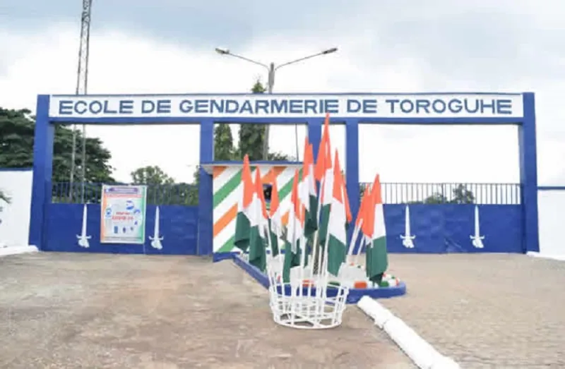 Image de Société. Le Haut Sassandra, région située au cœur de la Côte d'Ivoire, est actuellement secoué par des révélations troublantes concernant le comportement de certains membres de la gendarmerie nationale. En effet, le Conseil régional du Haut Sassandra a récemment attiré l'attention des autorités sur des pratiques déviantes de certains gendarmes opérant dans plusieurs sous-préfectures de la région. Ces comportements, qui incluent notamment le racket sur les marchés et dans les boutiques, ont suscité une vive réaction de la part des autorités locales et de la population. Des Pratiques Inappropriées Selon les informations recueillies sur le terrain, certains éléments de la gendarmerie nationale se seraient livrés à des activités illégales, telles que la collecte de taxes sur les marchés et dans les boutiques. Ces agissements, dénoncés par le Conseil régional, ont pour effet de contourner les percepteurs officiels mandatés par les autorités locales. Cette situation, non seulement ternit l'image de la gendarmerie, mais suscite également l'indignation de la population qui subit les conséquences de ces pratiques abusives. Face à ces accusations graves, les autorités de la gendarmerie ont rapidement réagi en condamnant fermement de telles pratiques et en promettant des sanctions exemplaires à l'encontre des contrevenants. Des avertissements sévères ont été émis, et des mesures disciplinaires, y compris la révocation, ont été annoncées pour tout individu impliqué dans ces activités répréhensibles. Les Commandants de Brigade ont été spécifiquement chargés de veiller à l'application stricte de cette directive et de prévenir toute récidive sur l'ensemble du territoire relevant de la 2ème Légion territoriale. La liste des localités touchées par ces pratiques a également été divulguée, mettant en lumière l'ampleur du problème. Dans plusieurs sous-préfectures des départements de Daloa, Issia, Vavoua et Zoukougbeu, des commerçants sont victimes de ces extorsions financières perpétrées par des représentants des forces de l'ordre. Des sommes allant jusqu'à 1000 francs CFA sont prélevées auprès des commerçants, sous prétexte de garantir la sécurité des lieux. Nécessité d'une Action Immédiate Ces révélations ont mis en lumière un problème sérieux qui nécessite une action immédiate et efficace. Le Conseil régional du Haut Sassandra et les autorités compétentes doivent collaborer étroitement pour mettre fin à ces pratiques préjudiciables à l’économie locale et à la confiance envers les forces de l’ordre. Il est impératif de rétablir l'ordre et la légalité dans ces zones affectées et de garantir la sécurité des commerçants et des habitants. Conclusion En conclusion, les comportements déviants de certains gendarmes dans le Haut Sassandra constituent un problème sérieux qui nécessite une réponse rapide et décisive des autorités compétentes. Il est essentiel de prendre des mesures pour mettre fin à ces pratiques abusives et restaurer la confiance de la population dans les forces de l'ordre. L'avenir de la région dépend en grande partie de la capacité des autorités à résoudre ce problème et à garantir la sécurité et le bien-être des citoyens.