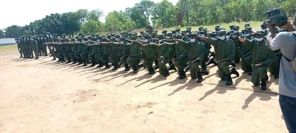 Image de Faits Divers. Dans la soirée du mercredi 17 avril 2024, la commune de Yopougon à Abidjan a été le théâtre d'un événement tragique qui a profondément ému la population locale. Le médecin Lieutenant-Colonel Ebégui Ehué Eric, un officier supérieur des Forces Armées de Côte d'Ivoire (FACI), en service au commandement des forces terrestres à Akouedo, a trouvé la mort dans des circonstances troublantes. Son domicile de Niangon Nord, plus précisément au quartier Lièvre Rouge, est devenu le lieu où s'est achevée sa vie. Le mystère autour d'un geste fatal Les premiers rapports sur l'incident indiquent que le médecin Ebégui Ehué Eric se serait ôté la vie en se tirant une balle dans la tête, aux alentours de 19 heures. Son corps sans vie a été retrouvé dans les toilettes de son domicile. L'image de sa silhouette, assise sur le bidet du WC, entourée d'une mare de sang, témoigne de la violence du geste et suscite des interrogations sur les raisons qui l'ont poussé à un tel acte désespéré. La tragédie de la mort du Lieutenant-Colonel Ebégui Ehué Eric soulève une série de questions troublantes au sein de la communauté et au sein des Forces Armées. Comment un officier apparemment sans histoire, bien intégré dans sa vie professionnelle et sociale, en est-il arrivé à mettre fin à ses jours de manière aussi brutale ? Quels éléments déclencheurs ont pu le conduire à ce geste irréversible ? Enquête et recherche de réponses Les autorités compétentes ont ouvert une enquête rigoureuse pour élucider les circonstances de cette tragédie et apporter des réponses aux nombreuses interrogations soulevées par cet événement choquant. Les recherches se concentreront sur l'environnement personnel et professionnel du défunt, dans l'espoir de déceler d'éventuels signes précurseurs de détresse psychologique ou de difficultés non exprimées. Au-delà de l'indignation et du deuil, cette triste affaire met en lumière l'importance cruciale de la santé mentale au sein des Forces Armées et de la société dans son ensemble. Les membres des FACI sont confrontés à une pression constante, à des responsabilités élevées et à des défis professionnels qui peuvent avoir des répercussions profondes sur leur bien-être émotionnel. La disparition prématurée du médecin Lieutenant-Colonel Ebégui Ehué Eric soulève la nécessité de mieux soutenir et accompagner ceux qui servent leur pays avec dévouement. ### Une question reste en suspens : Quelles leçons pouvons-nous tirer de cette tragédie pour mieux préserver la santé mentale des membres des Forces Armées et de la société dans son ensemble ?