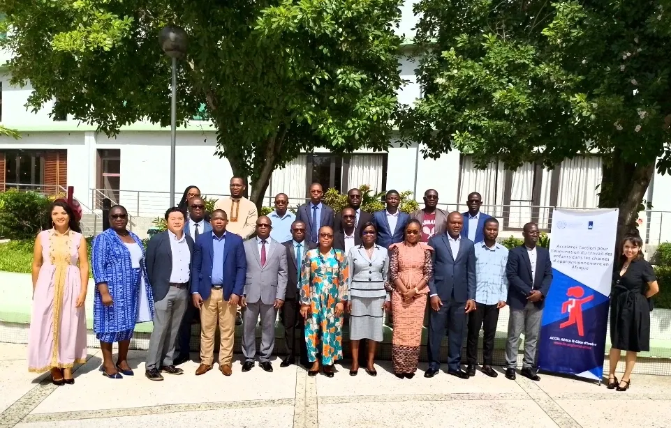 Image de Société. Dans une démarche visant à accélérer l'élimination du travail des enfants au sein des chaînes d'approvisionnement en Afrique, l'Organisation Internationale du Travail (OIT) a annoncé le lancement du Projet ACCEL Africa Phase 2 en Côte d'Ivoire. Cette initiative, inaugurée le mercredi 17 avril 2024, s'inscrit dans un contexte où la prévention de cette pratique demeure une priorité tant sur le plan régional que mondial. Une mobilisation concertée pour des actions efficaces Lors de l'atelier de restitution des profilages conjoints communautaires OIT-Partenaires, suivi de la validation des plans de travail, plusieurs acteurs ont convergé autour de cet objectif crucial. Minoru Obasawara, conseiller technique du projet ACCEL, a souligné l'importance de mettre en place des stratégies robustes pour combattre ce fléau persistant. Il affirme : "Nous allons mettre en place des stratégies afin de lutter efficacement contre ce fléau, notamment dans la chaîne d'approvisionnement en Afrique. Tout cela se basera sur les informations récoltées lors des études menées sur le terrain." Au-delà de l'aspect humanitaire, la lutte contre le travail des enfants revêt une dimension essentielle pour le développement durable et la protection des droits fondamentaux. En effet, l'objectif général de cette activité dépasse la simple éradication de cette pratique nocive. Il s'agit également de promouvoir le travail décent, la justice sociale et d'œuvrer en faveur de l'éradication du travail des enfants. Vers une approche concertée et durable La mobilisation de ressources et d'expertises dans le cadre du Projet ACCEL Africa Phase 2 témoigne de la volonté collective d'apporter des solutions concrètes à ce défi sociétal majeur. En intégrant les données de référence des communautés ciblées et en validant les plans de travail sectoriels des partenaires d'exécution, cette initiative se positionne comme un levier pour un changement significatif. Alors que l'action se déploie pour contrer le travail des enfants en Côte d'Ivoire et au-delà, une question demeure en suspens : comment assurer une pérennité dans ces efforts et garantir une réelle transformation sociale ?