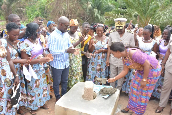 Image de Culture. Le village de Djangobo, niché dans la sous-préfecture de Yakassé-Attobrou, a brillé de mille feux le 13 avril 2024 lors du lancement tant attendu de la 3ème édition du Festival Asha. Sous le patronage éclairé d'Anne-Marie Armelle Yougoné Lou Yona, épouse Zoro, ancien sous-préfet de Yakassé-Attobrou et conseillère technique au Cabinet de la présidente du Sénat, cet événement, orchestré par la Fondation Asha, promet de marquer les esprits du 16 au 18 mai 2024 autour d'un thème central : « Investir dans l’éducation agricole des femmes rurales pour un avenir durable ». L'engagement envers l'autonomisation féminine Au cœur de cette célébration réside un objectif primordial : mettre en avant le rôle vital des femmes rurales dans le développement durable, notamment dans le domaine crucial de l'agriculture. Le Général Colbert, président de la Fondation Asha, insiste sur l'impératif de lever les barrières entravant le potentiel des femmes rurales. Pour lui, offrir des opportunités d'éducation et de formation à ces femmes, véritables actrices du changement dans leurs communautés, est une priorité absolue. La cérémonie de lancement a été honorée par la présence de nombreuses personnalités de marque, telles que Gisèle Yapi, 3ème adjointe au maire de Yakassé-Attobrou, représentant le maire, et Patricia Ahou Kouassi, épouse Bomisso, secrétaire de préfecture et préfet par intérim de Yakassé-Attobrou. Tous ont salué l'initiative de la Fondation Asha et ont exprimé leur engagement indéfectible envers la promotion et l'autonomisation des femmes rurales, véritables piliers de la société. Un appel à l'action et à l'implication Dans un discours vibrant d'émotion, la marraine de cette édition, Anne-Marie Armelle Yougoné Lou Yona, a exprimé sa reconnaissance envers les organisateurs pour lui avoir confié ce rôle prestigieux. Forte de son expérience en tant qu'ancienne sous-préfète, elle a partagé ses efforts pour encourager les femmes à revenir à la terre, notamment en les regroupant en coopératives. Son message est clair : les femmes rurales doivent saisir les opportunités offertes par la Fondation Asha et s'engager pleinement dans le développement agricole de leur région. Au-delà des discours inspirants, le Festival Asha 2024 se veut être un véritable catalyseur de changement. Il proposera une multitude d'activités visant à renforcer l'autonomie des femmes rurales, notamment des programmes d'alphabétisation fonctionnelle numérique, des financements pour des activités génératrices de revenus, ainsi que des initiatives pour améliorer l'accès aux soins de santé. Ces actions concrètes représentent les premiers pas vers une réelle autonomisation des femmes rurales et la construction d'un avenir durable pour toutes les communautés. Alors que la 3ème édition du Festival Asha se profile à l'horizon, une question fondamentale se pose : comment garantir une participation équitable des femmes rurales dans les processus de développement et comment pérenniser les actions entreprises pour assurer un avenir radieux à ces actrices essentielles du progrès ?