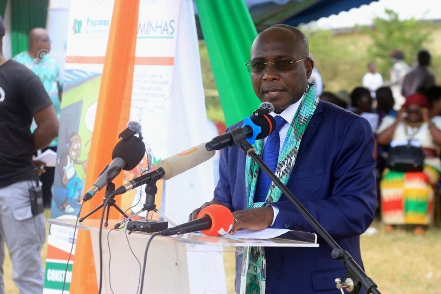 Image de Société. Le village d'Akoupé-Azeudji, dans le département d'Anyama, a été le théâtre d'un événement marquant ce vendredi 19 avril 2024. Sous la houlette du ministre de l'Hydraulique, de l'Assainissement et de la Salubrité, Bouaké Fofana, les activités du Programme Spécial du Gouvernement (PS-Gouv) pour la latrinisation 2024 ont été officiellement lancées. Cet ambitieux programme vise à améliorer les conditions d'hygiène et de salubrité à travers la construction de latrines équipées de dispositifs de lavage des mains, notamment dans les écoles. Une Initiative Salutaire pour l'Hygiène Publique Le lancement de ces activités revêt une importance capitale dans la lutte contre les maladies liées à l'insalubrité, notamment dans les zones défavorisées. En remettant 336 clés de latrines équipées, le gouvernement montre son engagement en faveur de l'hygiène publique et de la santé des populations. De plus, le projet de construction de 1836 latrines dans les écoles démontre la volonté politique de promouvoir un environnement sain et sécurisé pour les jeunes générations. Le ministre Bouaké Fofana, dans son discours lors de la cérémonie de lancement, a souligné l'importance de ces initiatives dans le cadre du vaste programme de développement initié par le Président Alassane Ouattara. Il a déclaré : "Ce programme du gouvernement touche à tous les aspects de la vie. Il comporte des projets colossaux qui transforment chaque jour la physionomie de nos villes, mais aussi des initiatives plus modestes qui contribuent à améliorer notre quotidien." Vers une Sensibilisation Renforcée En lançant ces activités, le gouvernement ne se limite pas à la construction de latrines, mais vise également à sensibiliser les populations à l'importance de l'hygiène et de la propreté. En visitant des projets en préparation, tels que l'ouvrage de traitement des eaux usées d'attiéké, le ministre a montré la volonté de prendre des mesures concrètes pour préserver l'environnement et la santé publique. Le chef du village d'Akoupé-Azeudji, Agbé Jean-Jacques, a exprimé sa gratitude envers le gouvernement pour ces actions en faveur du développement local. Il a également encouragé les populations, en particulier les femmes, à s'approprier ces projets et à en assurer la pérennité pour le bien-être des générations futures. Alors que le PS-Gouv Latrinisation 2024 entre dans sa phase active, une question demeure : quel impact aura-t-il sur la qualité de vie des populations ivoiriennes ? En construisant des latrines dans les écoles et les villages, le gouvernement ouvre la voie à un avenir plus sain et plus sûr pour tous. Mais pour que cette initiative soit pleinement efficace, elle nécessite l'engagement continu de tous les acteurs, des autorités locales aux membres de la communauté.