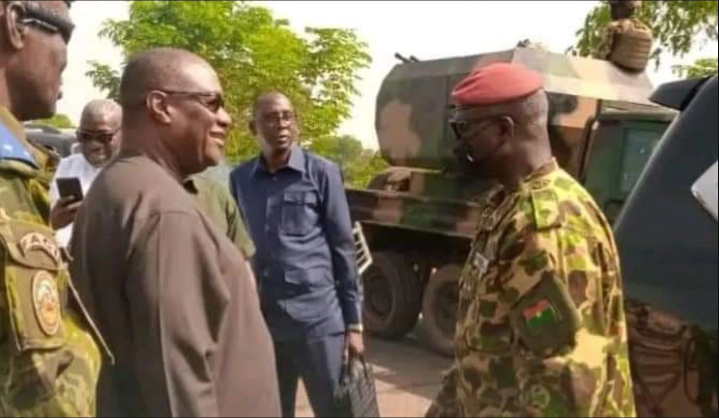 Image de Affaires Etrangères. Une étape cruciale dans les relations bilatérales entre la Côte d'Ivoire et le Burkina Faso a été franchie ce vendredi 19 avril 2024. Dans un effort pour désamorcer les tensions croissantes, les ministres de la Défense des deux nations se sont réunis à Niangoloko, un département à la frontière entre les deux pays. Cette rencontre revêt une importance particulière alors que les relations entre les deux voisins ont été marquées par des incidents frontaliers récents. Une rencontre stratégique Le général Kassoum Coulibaly, ministre de la Défense du Burkina Faso, et son homologue ivoirien, Téné Biraïma Ouattara, se sont rencontrés dans un contexte où les tensions entre les forces armées des deux pays étaient à leur comble. Les détails précis de la rencontre n'ont pas été divulgués au public, mais il est largement supposé que les discussions ont porté sur des questions sécuritaires, en particulier les récents incidents frontaliers et les allégations de soutien à des groupes armés. Les tensions entre la Côte d'Ivoire et le Burkina Faso se sont aggravées ces derniers mois en raison d'incidents frontaliers et d'arrestations controversées. Un incident survenu le 27 mars dernier, au cours duquel des tirs ont été échangés entre les forces armées des deux pays, a ravivé les craintes d'un conflit armé. De plus, la détention de deux gendarmes ivoiriens par les autorités burkinabè depuis six mois a alimenté les suspicions et compliqué davantage les relations bilatérales. Une tentative de dialogue La réunion entre les ministres de la Défense marque une tentative importante de dialogue et de résolution des tensions entre les deux nations voisines. En se rencontrant à Niangoloko, les ministres ont exprimé leur volonté de trouver des solutions pacifiques aux différends frontaliers et de restaurer la confiance mutuelle. Cette initiative vise à promouvoir la paix et la stabilité dans la région, en mettant en avant la diplomatie et le dialogue comme moyens privilégiés pour résoudre les conflits. En conclusion, la rencontre entre les ministres de la Défense de la Côte d'Ivoire et du Burkina Faso marque un pas important vers un apaisement des tensions entre les deux pays. Alors que les défis sécuritaires persistent le long de leur frontière commune, il est essentiel que les deux nations travaillent ensemble pour trouver des solutions durables aux différends qui les opposent. La voie du dialogue et de la coopération demeure essentielle pour garantir la paix et la stabilité dans la région. Reste à voir si cette rencontre aboutira à des mesures concrètes pour résoudre les problèmes en suspens et à une amélioration des relations bilatérales à long terme.