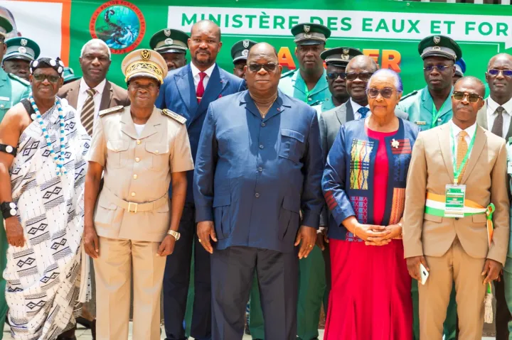 Image de Société. Le ministère des Eaux et Forêts, sous la houlette de Laurent Tchagba, prend des mesures fermes contre le fléau du sciage illégal de bois. Lors d'un atelier de réflexion tenu à Yamoussoukro les 18 et 19 avril 2024, les autorités se sont penchées sur des stratégies visant à endiguer cette pratique préjudiciable à l'environnement et à l'économie nationale. Objectif : Une Solution Durable L'atelier avait pour but principal de proposer des solutions viables pour contrer le sciage illégal de bois et assurer un approvisionnement régulier du marché national en bois d'origine légale. Cette démarche s'inscrit dans le cadre d'une lutte plus large contre la déforestation, une menace sérieuse pour la biodiversité et le climat. Une des recommandations phares de cet atelier concerne la sanction des agents techniques des Eaux et Forêts impliqués dans des activités de sciage illégal. Cette mesure vise à dissuader toute forme de complicité et à garantir l'intégrité des opérations de contrôle et de protection des ressources forestières. De plus, il est suggéré de réviser les règles d'exploitation forestière pour favoriser les intérêts des populations locales et de promouvoir les agents exemplaires par des primes ou des promotions. Outre les sanctions, l'atelier préconise la sensibilisation des acteurs judiciaires sur les enjeux environnementaux liés au sciage illégal de bois. Une meilleure coordination entre les différentes entités chargées de l'application des lois forestières est également soulignée comme essentielle pour relever efficacement ce défi. Le ministre Tchagba insiste sur la nécessité d'une collaboration étroite entre la Direction de la Police Forestière, la Brigade Spéciale et les Directeurs Régionaux pour garantir le succès de cette entreprise. Vers un Avenir Protégé pour nos Forêts Laurent Tchagba appelle à une réunion de concertation avec les acteurs du secteur bois pour définir les modalités de mise en œuvre des recommandations de l'atelier. Il souligne également l'importance de sensibiliser les industriels à investir dans la création de plantations de bois et dans l'acquisition d'outils de transformation adaptés. Cette approche vise à assurer la pérennité de l'activité industrielle tout en préservant les ressources naturelles. La lutte contre le sciage illégal de bois est un défi majeur qui nécessite l'engagement de tous les acteurs, des autorités gouvernementales aux citoyens ordinaires. En protégeant nos forêts, nous préservons notre environnement et assurons un avenir durable pour les générations futures. La question qui se pose désormais est la suivante : Comment pouvons-nous, en tant que société, contribuer efficacement à cette noble cause ?