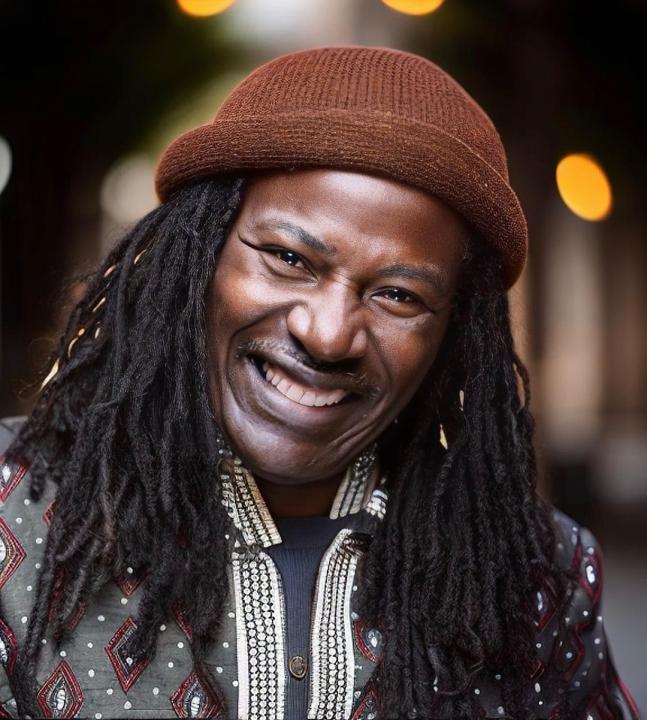 Image de Célébrités. Alpha Blondy, icône de la musique reggae, a récemment partagé un message empreint de gratitude et de contentement envers la vie et ses bénédictions. Dans une publication touchante, l'artiste exprime sa reconnaissance envers le Seigneur pour chaque jour supplémentaire passé sur cette terre. Pour lui, la gratitude est bien plus qu'une simple attitude, c'est une valeur fondamentale qui guide sa vie quotidienne. Une Vie Consacrée à la Reconnaissance Chaque jour, chaque instant, Alpha Blondy s'applique à dire "MERCI". Cette attitude de gratitude est profondément enracinée en lui, et il reconnaît qu'il ne pourra jamais exprimer assez sa reconnaissance pour tous les bienfaits que Dieu a répandus sur sa vie. Pour lui, chaque jour est une occasion de se rappeler la bonté divine et de remercier pour les bénédictions accordées. Dans ses mots, Alpha Blondy témoigne de la merveilleuse providence de Dieu dans sa vie. Il reconnaît que, même dans les moments les plus sombres et les plus difficiles, le Seigneur lui a toujours réservé le meilleur. Cette foi inébranlable lui permet de traverser les épreuves avec sérénité, sachant que Dieu est toujours à ses côtés, prêt à lui apporter réconfort et soutien. Reconnaissance des Moments de Bonheur Il partage également la profonde émotion qu'il ressent en contemplant les moments de bonheur que Dieu lui permet de vivre. Pour Alpha Blondy, ces instants de joie sont une preuve tangible de l'amour divin et de la grâce infinie qui l'entourent. Il exprime souvent ses larmes de gratitude face à cette abondance de bonheur et de bien-être. En conclusion, Alpha Blondy adresse un message d'amour et de reconnaissance au Seigneur, affirmant son amour infini pour celui qui a toujours été présent dans sa vie. Sa publication est un témoignage sincère de sa foi, de sa gratitude et de son amour envers Dieu, et elle inspire ses fans à adopter une attitude similaire de reconnaissance et de contentement dans leur propre vie.