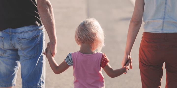 Image de Amour/Couple. La situation que vous vivez est sans aucun doute délicate et chargée d'émotions complexes. L'aveu que vous envisagez pourrait bouleverser profondément votre relation avec votre sœur, mais garder ce secret peut également peser lourdement sur votre conscience. Voici quelques éléments à considérer avant de prendre une décision. La culpabilité et le poids du secret Il est tout à fait compréhensible que vous ressentiez de la culpabilité vis-à-vis de votre sœur. La trahison de sa confiance et le fait de lui cacher la vérité depuis tant d'années doivent être extrêmement difficiles à supporter. Le poids du secret peut affecter votre bien-être émotionnel et votre relation avec votre sœur, en plus de semer le doute et la méfiance dans votre famille. Avant de décider de révéler la vérité à votre sœur, il est important de peser les conséquences de cette action. La révélation pourrait provoquer un choc et une grande douleur pour votre sœur, ainsi que des tensions au sein de votre famille. Il est essentiel de vous préparer à toutes les réactions possibles et à être prête à faire face aux conséquences de vos actes. D'un autre côté, votre sœur a le droit de connaître la vérité sur la paternité de votre enfant. Garder ce secret pourrait également avoir des répercussions sur votre enfant à mesure qu'il grandit et découvre la vérité sur ses origines. Il est important de considérer l'impact à long terme de votre silence sur toutes les personnes impliquées. La communication et le soutien Avant de prendre une décision, il peut être utile de discuter de vos sentiments et de vos préoccupations avec un professionnel de la santé mentale ou un conseiller familial. Parler à un tiers neutre peut vous aider à clarifier vos pensées et à explorer les différentes options qui s'offrent à vous. Vous pouvez également envisager de parler à votre sœur dans un cadre de soutien, en lui expliquant vos motivations et en exprimant votre désir de réparer les dommages causés par votre silence. En fin de compte, la décision de révéler ou non la vérité à votre sœur vous appartient. Il est important de prendre le temps de réfléchir soigneusement à toutes les implications de vos actions et de choisir la voie qui vous semble la plus juste et la plus respectueuse pour toutes les personnes concernées.