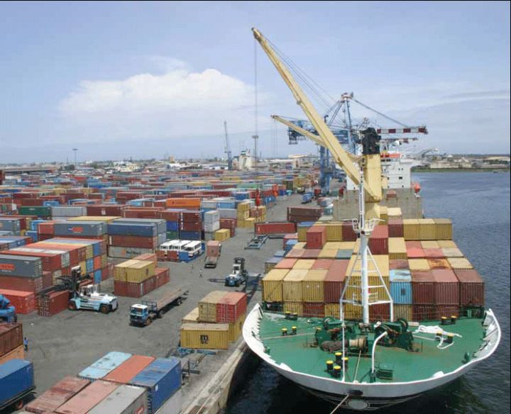 Image de Société. Le port de San Pedro, l'un des principaux hubs maritimes de la Côte d'Ivoire, a récemment organisé son exercice annuel de sûreté. Cette simulation, qui s'est déroulée le vendredi 19 avril 2024 au terminal commercial polyvalent, revêt une importance capitale dans le cadre des normes internationales de sécurité maritime, telles que définies par le code international pour la sûreté des navires et des installations portuaires (ISPS). Un scénario réaliste pour tester la réactivité des équipes L'exercice au port de San Pedro a été conçu pour simuler une série d'incidents graves, allant d'une attaque armée à un trafic illicite, en passant par une prise d'otage et un incendie criminel. Impliquant l'ensemble du personnel portuaire, des dockers aux forces de sécurité nationale en passant par les agents de sécurité privée, cette simulation visait à évaluer la coordination des équipes d'intervention et la réactivité face à une situation de crise. Précédant cet exercice, trois jours de formation intensive ont été dispensés à 150 acteurs de la plateforme portuaire, les sensibilisant aux principes du code ISPS et aux techniques de sécurité maritime. Cette préparation a permis de déployer efficacement le système de répression, de défense et de protection nécessaires pour faire face à une attaque potentielle et pour contenir toute menace éventuelle. Les objectifs de l'exercice Selon José Dally Pascal, représentant le directeur général du port, l'exercice a été soigneusement élaboré pour refléter les menaces réelles auxquelles l'industrie maritime est confrontée aujourd'hui. Il a souligné que les objectifs de cet exercice étaient multiples, notamment la mise en évidence de la hiérarchie de la circulation de l'information en cas de crise, la coordination des actions des équipes d'intervention et la spécialisation de ces équipes en fonction de la nature de la menace. Le colonel Fossou Moro Augustin, directeur régional ouest des affaires maritimes et portuaires, a souligné l'importance de la coopération entre tous les acteurs impliqués dans la sûreté portuaire. Il a encouragé les participants à tirer pleinement parti des connaissances acquises lors de cet exercice pour remplir efficacement leurs responsabilités respectives et assurer la sécurité des installations portuaires et des navires. Les normes internationales de sûreté maritime L'Organisation maritime internationale (OMI) a adopté le code ISPS en 2002 comme instrument de lutte contre les menaces terroristes visant les navires et les installations portuaires. Depuis sa mise en œuvre en juillet 2024, ce code exige que les ports effectuent quatre exercices de sûreté par an, avec au moins un exercice par trimestre, afin de garantir une préparation adéquate face aux menaces potentielles. L'exercice annuel de sûreté au port de San Pedro témoigne de l'engagement résolu des autorités ivoiriennes à garantir la sécurité maritime dans un contexte où les menaces terroristes continuent de peser sur les voies de navigation internationales. Toutefois, face à l'évolution constante des risques et des défis, il est impératif de maintenir une vigilance constante et de poursuivre les efforts de coopération internationale pour assurer la sûreté des navires et des installations portuaires. Comment les autorités portuaires prévoient-elles de renforcer encore davantage la sécurité maritime dans les années à venir ? C'est là une question cruciale qui mérite une attention continue et une action concertée de la part de toutes les parties prenantes.