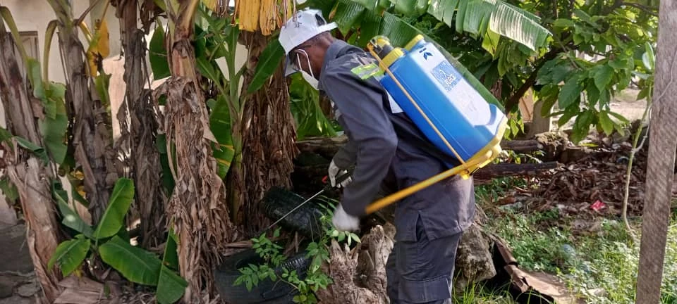 Image de Société. Face à la menace grandissante de la dengue et des autres maladies transmises par les moustiques, les autorités sanitaires ivoiriennes ont récemment lancé une campagne d'éradication des moustiques dans la ville d'Abidjan. Le directeur de cabinet du ministère de la Santé, de l'Hygiène publique et de la Couverture maladie universelle, Dr Koffi Aka Charles, a officiellement inauguré cette initiative, démontrant ainsi l'engagement ferme du gouvernement ivoirien à lutter contre cette maladie dévastatrice. Objectif : Contrecarrer la progression de la dengue Cette campagne, qui se déroulera du 20 avril au 05 mai 2024, cible spécifiquement les communes de Treichville, Koumassi, Marcory et Port Bouet, où la prévalence de la dengue est particulièrement préoccupante. Coordonnée par l'Institut national d'hygiène publique (INHP), elle vise à contrôler efficacement la population de moustiques et à réduire ainsi les risques d'épidémie de dengue, de paludisme et de fièvre jaune. Au-delà de son volet opérationnel, cette campagne constitue également une occasion unique de sensibiliser et de mobiliser l'ensemble des parties prenantes, y compris les collectivités territoriales, les services de santé et les citoyens, sur l'importance de leur engagement dans la lutte contre la propagation des moustiques. Dr Koffi Aka Charles a souligné l'importance de cet investissement préventif dans la protection durable des communautés contre les maladies vectorielles. Une approche intégrée pour une efficacité maximale L'approche adoptée par cette campagne d'éradication des moustiques est à la fois intégrée et multidimensionnelle. En plus des opérations de démoustication proprement dites, des actions de sensibilisation et de formation seront menées pour renforcer les connaissances des populations locales sur les mesures de prévention et les bonnes pratiques d'hygiène. Cette approche holistique permettra de maximiser l'efficacité des interventions et de garantir des résultats durables. Cette campagne s'inscrit dans la continuité des efforts déjà entrepris par les autorités sanitaires ivoiriennes. Elle fait suite à une opération de démoustication menée en juillet 2023 dans la zone de Cocody-Bingerville, touchée à l'époque par une recrudescence des cas de dengue. Cette nouvelle initiative témoigne de la détermination constante du gouvernement ivoirien à protéger la santé et le bien-être de sa population face aux menaces sanitaires. Quelles mesures supplémentaires peuvent être prises pour renforcer la lutte contre la dengue et d'autres maladies transmises par les moustiques à l'échelle nationale et internationale ?