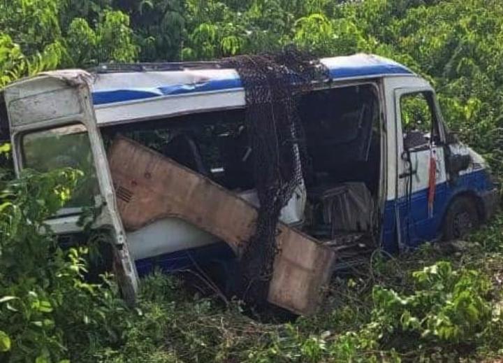 Image de Faits Divers. Le Nord-est de la Côte d'Ivoire est en deuil après un terrible accident de la circulation survenu samedi après-midi sur l'axe Bondoukou-Kounfao. Selon les autorités de l'Office national de la protection civile (Onpc), cet accident a causé la mort de 9 personnes et a laissé plusieurs autres blessées, plongeant les familles des victimes dans la douleur et la désolation. Une sortie de route tragique L'accident, survenu à environ 80 kilomètres de Bondoukou, a été provoqué par la sortie de route d'un mini-car de transport en commun pouvant accueillir jusqu'à 22 passagers. Le bilan provisoire fait état de 14 victimes au total, dont 9 décès et plusieurs blessés graves, qui ont été rapidement pris en charge par les pompiers civils du Gontougo, mobilisés en urgence pour secourir les survivants de cette tragédie. Les accidents de la circulation en Côte d'Ivoire sont malheureusement trop fréquents et souvent liés à des facteurs humains. Selon l'Office national de sécurité routière (OSER), trois principales causes sont régulièrement identifiées : le manque de vigilance des conducteurs, l'excès de vitesse et la distraction des piétons. Ces comportements imprudents augmentent considérablement les risques d'accidents graves sur les routes ivoiriennes, mettant en danger la vie de milliers de personnes chaque année. Sensibilisation et prévention : des actions nécessaires Face à cette réalité alarmante, les autorités ivoiriennes sont engagées dans des efforts continus de sensibilisation et de prévention pour réduire le nombre d'accidents de la circulation. Des campagnes de sécurité routière sont régulièrement organisées pour informer et éduquer les conducteurs sur les bonnes pratiques de conduite et les règles de sécurité à respecter sur la route. Toutefois, malgré ces initiatives, le nombre d'accidents reste élevé, soulignant la nécessité d'intensifier les efforts en matière de sensibilisation et de renforcement des mesures de sécurité routière. Comment les autorités ivoiriennes peuvent-elles mieux sensibiliser les conducteurs et réduire le nombre d'accidents de la circulation sur les routes du pays ?