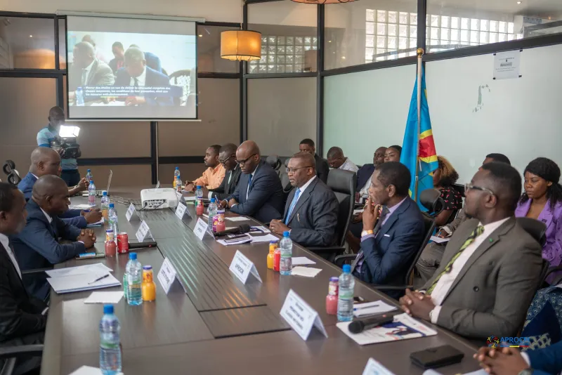 Image de Affaires Etrangères. Le mercredi 17 avril dernier, une rencontre d'échanges a eu lieu à Kinshasa entre une délégation de l'ambassade de la Côte d'Ivoire en République Démocratique du Congo et l'Agence pour la Promotion des Classes Moyennes (APROCM). L'objectif principal de cette réunion était de comprendre et de s'inspirer du modèle ivoirien pour favoriser l'émergence des classes moyennes en RDC. Les responsables de l'APROCM ont exprimé leur intérêt à s'inspirer des bonnes pratiques mises en œuvre en Côte d'Ivoire, considérant que la classe moyenne est un levier essentiel du développement et de la croissance économique. Une collaboration prometteuse La séance de travail a jeté les bases d'une collaboration entre l'APROCM et l'ambassade ivoirienne en RDC. Pascal Tchelo, Directeur général de l'APROCM, a souligné l'importance du partenariat et de l'échange d'expériences entre les deux pays. Il a mis en avant le Plan Stratégique de Développement de l'APROCM, qui inclut un axe stratégique dédié au développement du partenariat. Selon lui, cette collaboration permettra à l'APROCM de bénéficier des expériences de la Côte d'Ivoire, un pays qui a su surmonter divers défis pour atteindre ses objectifs de développement. Dans le cadre de cette collaboration, l'ambassade ivoirienne en RDC jouera un rôle d'interface entre l'APROCM et les structures ivoiriennes. Volkanaud N'Guessan, Chargé d'affaires de l'Ambassade de la Côte d'Ivoire en RDC, au Rwanda et au Burundi, a exprimé sa gratitude envers l'APROCM pour avoir choisi la Côte d'Ivoire comme source d'inspiration. Il a souligné la volonté de l'ambassade de soutenir ce projet de partenariat et de faciliter son exécution. Perspectives et engagement mutuel Cette initiative marque le début d'une collaboration prometteuse entre la Côte d'Ivoire et la RDC dans le domaine du développement de la classe moyenne. Les deux parties se sont engagées à travailler ensemble pour promouvoir les intérêts des classes moyennes et contribuer ainsi au développement économique et social des deux pays. Cette rencontre témoigne de la volonté commune de renforcer les liens entre les nations africaines et de promouvoir une croissance inclusive et durable. Comment d'autres pays africains pourraient-ils s'inspirer des initiatives de développement de la classe moyenne mises en œuvre en Côte d'Ivoire et en RDC pour stimuler leur propre croissance économique ?