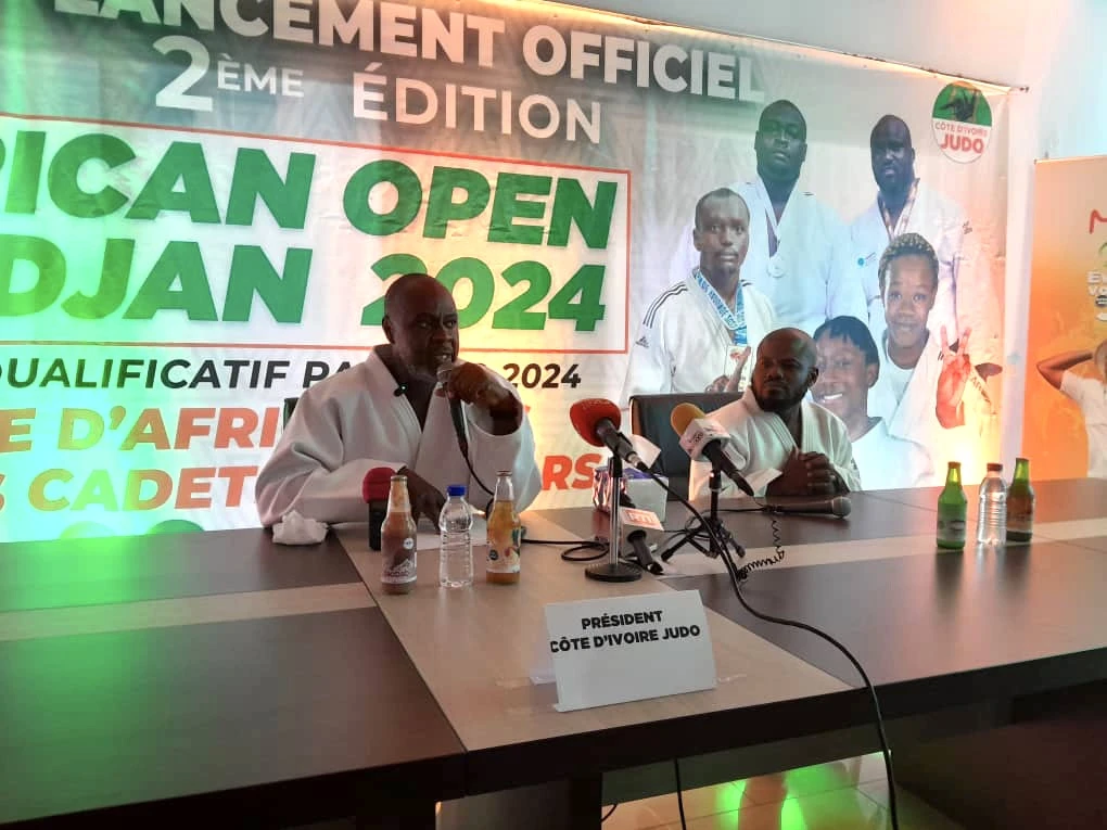 Image de Sport. La Côte d'Ivoire s'apprête à devenir le cœur battant du judo africain et international, avec l'organisation de la 2ème édition de l'Abidjan African Open Cup du 6 au 9 juin 2024. Lors d'une réunion tenue à Cocody le vendredi 19 avril dernier, cette annonce a été officiellement faite, confirmant ainsi quatre jours d'actions intenses qui se dérouleront au Palais des Sports de Treichville. Un Événement en Deux Volets La compétition se déroulera en deux volets distincts. Tout d'abord, la Coupe d'Afrique cadets et juniors, programmée du 6 au 7 juin, réunira des athlètes africains âgés de 15 à 20 ans, membres de l'Union Africaine de Judo (UAJ). Ensuite, du 8 au 9 juin, aura lieu l'Open international, sous l'égide de la Fédération Internationale de Judo et Disciplines Associées (FIJDA). Lors d'une conférence de presse, Seydou Dabonné, président de Côte d'Ivoire Judo, a souligné l'importance de l'unité autour de cet événement international. Il a exprimé sa gratitude envers tous ceux qui ont contribué à l'organisation de cette compétition d'envergure mondiale. Une Participation Internationale Selon les déclarations du président de Côte d’Ivoire Judo, pas moins de 400 athlètes venant de 40 pays différents sont attendus pour cet événement. Des nations telles que les États-Unis, le Portugal, les Philippines et le Liban ont déjà confirmé leur participation. Parmi les athlètes à surveiller, on retrouve deux représentants ivoiriens, Zouleia Dabonné et Kobénan Koffi Krémé, qui tenteront de se qualifier pour les Jeux Olympiques de 2024 à Paris. En plus des compétitions, l'Abidjan African Open Cup comprendra un stage de perfectionnement pour les arbitres et les athlètes. Une Assemblée générale extraordinaire de l'Union des Fédérations Ouest-Africaines de Judo (UFOAJ) sera également organisée pour discuter des futurs développements de ce sport dans la région. Innovation et Divertissement Pour cette édition, une nouvelle initiative voit le jour : un village gastronomique. Cette décision découle de l'observation faite lors de la première édition, où de nombreux spectateurs ont quitté les lieux pour se restaurer ailleurs. Ainsi, le village gastronomique proposera une variété de plats, des jeux, des animations artistiques et culturelles, ainsi qu'un concert mettant en vedette des artistes populaires tels que Serge Beynaud, Dydy Yeman et Ayanne. La 2ème édition de l'Abidjan African Open Cup promet d'être un événement inoubliable, alliant compétition de haut niveau, développement du judo en Afrique et divertissement pour tous. Cette initiative renforce le statut de la Côte d'Ivoire en tant que plaque tournante du sport sur le continent africain et met en lumière l'importance du judo en tant que vecteur d'unité et de développement.