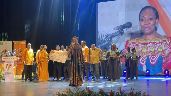 Image de Musique/Radio. Lerie Sankofa, talentueuse percussionniste et chanteuse, a brillé de mille feux lors de la soirée de clôture du MASA 2024. Célébrée pour son art authentique et sa voix puissante, elle a été honorée du prestigieux Prix Henriette Dagri Diabaté de la création féminine. Cet événement, marqué par une fusion captivante entre tradition et modernité, a élevé Lerie Sankofa au rang de figure emblématique de la musique ivoirienne contemporaine. Un Talent Sans Pareil Lerie Sankofa, lauréate de la médaille de bronze aux Jeux de la francophonie 2023 dans la catégorie chanson, a su captiver le public par son talent incontestable. Sa performance magistrale au Goethe Institut, où elle a su harmonieusement mêler les styles traditionnels et contemporains, a été un véritable enchantement pour les spectateurs. Dotée d'une maîtrise exceptionnelle des percussions, des danses et des chants, elle incarne l'excellence artistique et la richesse culturelle de la Côte d'Ivoire. Le prix Henriette Dagri Diabaté de la création féminine est une reconnaissance bien méritée pour Lerie Sankofa. Son engagement envers son art et son dévouement à repousser les limites de la créativité ont été salués par le jury du MASA 2024. À travers cette récompense prestigieuse, elle s'est hissée au sommet de la scène musicale ivoirienne, ouvrant la voie à une nouvelle génération d'artistes talentueux. La Voix de la Reconnaissance Dans une déclaration émue, Lerie Sankofa a exprimé sa gratitude envers le jury et le public pour cet honneur exceptionnel. "C’est une joie pour moi de remporter ce prix honorifique. Merci au membre du jury, c’est pour moi un regard sur le travail que je pensais abattre dans l’anonymat mais là, je remarque que mon travail est apprécié et j’en suis flattée", a-t-elle déclaré. Cette victoire symbolise non seulement la reconnaissance de son talent, mais aussi le début d'une nouvelle ère dans sa carrière musicale. Diplômée de l'Institut National Supérieur des Arts et de l'Action Culturelle (INSAAC) et ancienne choriste au village Kiyi, Lerie Sankofa incarne la polyvalence artistique. Sa maîtrise de multiples formes d'expression musicale, allant des percussions aux chants en passant par les danses, témoigne de son engagement envers l'exploration artistique et la préservation du patrimoine culturel ivoirien. Une Vision d'Avenir Au-delà de sa victoire individuelle, Lerie Sankofa représente l'avenir prometteur de la musique ivoirienne. Son succès au MASA 2024 ouvre de nouvelles perspectives pour l'industrie musicale nationale, mettant en lumière le talent exceptionnel qui émane du pays. En tant qu'ambassadrice de la culture ivoirienne, elle est appelée à inspirer les générations futures et à contribuer à l'épanouissement de l'art et de la créativité en Côte d'Ivoire. En remportant le Prix Henriette Dagri Diabaté de la création féminine au MASA 2024, Lerie Sankofa a inscrit son nom dans les annales de la musique ivoirienne. Son talent, sa passion et son dévouement en font une artiste incontournable sur la scène musicale contemporaine. Alors que la musique continue d'être un puissant vecteur d'expression culturelle et sociale en Côte d'Ivoire, Lerie Sankofa incarne l'espoir et l'aspiration à un avenir artistique radieux. Quel impact Lerie Sankofa aura-t-elle sur la scène musicale ivoirienne dans les années à venir?