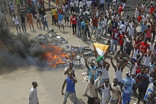 Image de Politique. En 2015, lors de l'élection présidentielle en Côte d'Ivoire, un phénomène inattendu s'est produit : environ 30% des habitants d'Abidjan ont choisi de retourner dans leur village d'origine par crainte de troubles politiques. Cet exode massif a été motivé par les événements tragiques survenus lors des élections précédentes en 2011, qui avaient plongé le pays dans une période de violence et d'instabilité. Une Précaution Face au Risque La peur de voir se reproduire les violences post-électorales de 2011 a poussé de nombreuses familles urbaines à prendre des mesures préventives. Conscients des tensions politiques et des divisions profondes au sein de la société ivoirienne, de nombreux habitants d'Abidjan ont préféré envoyer leurs proches dans les zones rurales, considérées comme plus sûres et moins susceptibles d'être touchées par les troubles liés à l'élection présidentielle. Dans ce mouvement de retour au village, ce sont principalement les membres des familles qui ont pris la décision de quitter temporairement la ville. Les fonctionnaires, les travailleurs et quelques élèves sont restés à Abidjan, continuant leur routine quotidienne malgré le climat de tension pré-électorale. Cependant, le départ massif de certaines familles a laissé un vide palpable dans la vie urbaine de la capitale économique ivoirienne. Avant de partir, de nombreux foyers ont pris des dispositions pour faire face à d'éventuelles pénuries alimentaires ou de fournitures de base. Cette prévoyance témoigne de l'appréhension et de l'anxiété ressenties par de nombreuses familles à l'approche des élections. Parmi ceux qui ont quitté Abidjan, on retrouve en majorité des partisans du président déchu Laurent Gbagbo, qui redoutaient des représailles en cas de résultats électoraux défavorables à leur camp. Faible Participation à Abidjan Le départ massif des partisans de Laurent Gbagbo et d'autres citoyens vers les zones rurales a eu un impact significatif sur le taux de participation aux élections à Abidjan. En raison de cet exode préventif, le nombre d'électeurs présents dans la capitale économique a été considérablement réduit, ce qui explique en partie le faible taux de participation enregistré dans la ville lors du scrutin présidentiel de 2015. L'exode massif des habitants d'Abidjan vers les zones rurales en prévision des élections présidentielles de 2015 témoigne des profondes divisions et des tensions politiques qui persistaient dans le pays. Ce mouvement de retour au village reflète également les craintes et les préoccupations des citoyens ordinaires face à l'incertitude politique et à la menace potentielle de violences post-électorales. Alors que la Côte d'Ivoire se dirigeait vers une nouvelle élection présidentielle, l'exode des Abidjanais rappelait les traumatismes encore présents dans la mémoire collective du pays, soulignant la nécessité d'un processus électoral pacifique et inclusif pour assurer la stabilité et la cohésion nationale.