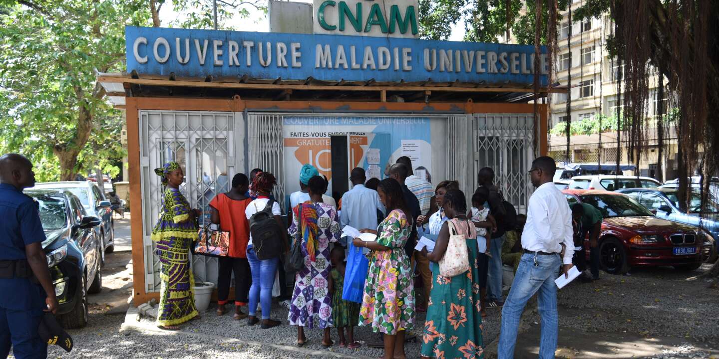 Image de Politique. En 2015, le gouvernement ivoirien a lancé un programme ambitieux visant à instaurer la Couverture Maladie Universelle (CMU), une initiative destinée à offrir une prise en charge médicale à l'ensemble de la population ivoirienne. Cette initiative vise à permettre à toute personne résidant en Côte d'Ivoire de bénéficier de soins médicaux moyennant une cotisation mensuelle modique de 1000 francs CFA. Lancement des Recensements Le processus de mise en place de la Couverture Maladie Universelle a débuté par le lancement des recensements afin d'identifier et d'enregistrer les bénéficiaires potentiels. Ces recensements ont été ouverts à l'ensemble de la population, y compris à la communauté béninoise vivant en Côte d'Ivoire. Cette démarche a été entreprise dans le but d'assurer une prise en charge médicale équitable et inclusive pour tous ceux résidant sur le territoire ivoirien. L'instauration de la CMU est indéniablement une initiative louable de la part du gouvernement ivoirien. En offrant un accès abordable aux soins de santé, cette mesure vise à réduire les inégalités en matière d'accès aux services médicaux et à garantir une meilleure protection sociale pour les populations les plus démunies. Défis et Interrogations Cependant, malgré ses objectifs nobles, des questions subsistent quant à l'efficacité et à la viabilité de la CMU. Les défis administratifs et logistiques, ainsi que les éventuelles tracasseries bureaucratiques, pourraient compromettre la mise en œuvre efficace de cette initiative. La complexité des procédures administratives et la bureaucratie peuvent décourager les plus vulnérables et limiter leur accès effectif aux services médicaux. Alors que la CMU représente une avancée importante dans le domaine de la santé en Côte d'Ivoire, il est légitime de se demander si elle constitue réellement la solution idéale pour garantir une prise en charge médicale adéquate pour les populations les plus pauvres. Au-delà de la mise en place de programmes tels que la CMU, il est essentiel de s'attaquer aux problèmes structurels sous-jacents, tels que le manque d'infrastructures de santé et de personnel qualifié, pour assurer un accès équitable et de qualité aux soins de santé pour tous.