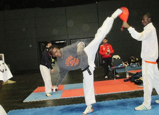 Deuxième Image de Sport. Ruth Marie Christelle Gbagbi, une figure éclatante du taekwondo ivoirien, émerge tel un phénix des terres chaudes d'Abidjan, Côte d'Ivoire, le 7 février 1994. Son nom résonne désormais à travers les arènes du monde entier, portant avec lui un héritage d'excellence et de détermination. Double médaillée olympique, double championne du monde de taekwondo, septuple Championne d'Afrique, médaillée d'or des Jeux africains, médaillée des Universiades et vice-championne du monde par équipe, Ruth Gbagbi incarne l'apothéose de la réussite dans l'arène du sport de combat. Éclats Olympiques et Triomphes Mondiaux Son ascension fulgurante vers les sommets du taekwondo mondial trouve son apogée aux Jeux olympiques de Rio 2016, où elle entre dans l'histoire en devenant la première femme médaillée olympique de la Côte d'Ivoire. Dans une démonstration éblouissante de maîtrise et de détermination, Ruth Gbagbi hisse haut les couleurs de son pays, marquant ainsi le début d'une ère glorieuse pour le taekwondo ivoirien. Tel un tourbillon de succès, elle réitère son exploit lors des Championnats du monde de taekwondo 2017 en Corée du Sud, où elle se couronne championne du monde, inscrivant son nom en lettres d'or dans les annales de son sport. Prouesse inégalée, elle devient la première championne du monde ivoirienne, portant sur ses épaules le poids de l'histoire et l'espoir d'une nation. Aux Jeux olympiques de Tokyo 2020, Ruth Gbagbi inscrit une nouvelle page d'or à son palmarès déjà étincelant. Décrochant une deuxième médaille olympique, elle se forge une place unique dans l'histoire en devenant la seule femme d'Afrique francophone à monter sur le podium lors de cette édition olympique. Son parcours exemplaire incarne la quintessence de l'audace, du talent et de la persévérance. L'Engagement au-delà de l'Arène Au-delà de ses exploits sur le tatami, Ruth Gbagbi incarne également l'esprit de l'engagement et du dévouement. En tant que Présidente de la Commission d'Athlètes de l'Union Africaine de Taekwondo en 2023, elle œuvre à promouvoir les valeurs du sport et à soutenir la prochaine génération de champions. Son dévouement envers la jeunesse ivoirienne se manifeste à travers son engagement en tant qu'ambassadrice des Jeux Olympiques de la Jeunesse de Nanjing en 2014. En collaboration avec la Fondation Heart Angel, elle travaille sans relâche pour promouvoir l'éducation, la culture et les valeurs du sport, offrant ainsi aux jeunes ivoiriens les outils nécessaires pour réaliser leurs rêves. En reconnaissance de son impact transcendant les frontières du sport, Ruth Gbagbi est nommée ambassadrice de la culture et de la paix par l'UNESCO en 2021, un témoignage éloquent de son engagement envers la construction d'un monde meilleur à travers le pouvoir unificateur du sport. Reconnaissance et Distinctions Les exploits de Ruth Gbagbi ne passent pas inaperçus. En 2016, elle est élevée au grade d'Officier de l'Ordre National du Mérite par le Président de la République de Côte d'Ivoire, Alassane Ouattara, en reconnaissance de sa contribution exceptionnelle au rayonnement de son pays sur la scène mondiale. À plusieurs reprises, elle est honorée du Prix de l'Excellence, décerné par le Président de la République de Côte d'Ivoire, une reconnaissance méritée de son dévouement et de son engagement envers l'excellence sportive et sociale. Sa contribution au monde du sport féminin est également saluée lorsqu'elle est nommée ambassadrice du sport féminin à l'AGORA, un complexe sportif situé à Koumassi, en Côte d'Ivoire, en 2022. Son leadership inspirant et son influence positive transcendent les frontières du sport, façonnant ainsi un héritage durable pour les générations futures. Un Palmarès Éblouissant Ruth Gbagbi, telle une étoile filante dans le firmament du taekwondo, laisse derrière elle un sillage étincelant de médailles et de triomphes. Son parcours exceptionnel est jalonné de succès éclatants dans les arènes les plus prestigieuses du monde. Aux Jeux olympiques, elle a décroché non pas une, mais deux médailles de bronze, confirmant ainsi son statut de légende vivante de son sport. À Rio de Janeiro en 2016 et à Tokyo en 2020, elle a fait vibrer les cœurs de millions de spectateurs à travers le monde, inscrivant son nom en lettres d'or dans l'histoire olympique. Aux Championnats du monde, Ruth Gbagbi a prouvé à maintes reprises sa suprématie sur le tatami. Avec une médaille d'or en 2017 à Muju et une médaille d'or en 2021 à Riyad, elle a dominé la compétition avec une grâce et une puissance inégalées. Sa présence imposante sur la scène mondiale du taekwondo est une source d'inspiration pour les générations futures d'athlètes, démontrant que la détermination et le travail acharné peuvent ouvrir les portes du succès les plus éclatantes. Un Rayonnement Mondial Au-delà des Jeux olympiques et des Championnats du monde, Ruth Gbagbi a également brillé lors de diverses compétitions internationales. À la Coupe du Monde par équipe, elle a ajouté à son palmarès des médailles d'argent et de bronze, démontrant sa polyvalence et sa capacité à exceller même dans les situations les plus exigeantes. De l'Emirats Arabes Unis au Mexique, en passant par la Chine et les États-Unis, son talent rayonne à travers le monde, unifiant les passionnés de taekwondo sous sa bannière flamboyante. Les Grand Slam et les Grand Prix sont également le terrain de jeu de Ruth Gbagbi, où elle a écrit de nouvelles pages de gloire pour le taekwondo ivoirien. Avec des médailles d'or, d'argent et de bronze à son actif, elle a conquis les podiums les plus prestigieux de la planète, faisant résonner l'hymne national de la Côte d'Ivoire aux quatre coins du globe. Un Engagement Continu Malgré ses triomphes sur le tatami, Ruth Gbagbi reste humble et engagée envers sa communauté et sa nation. Son dévouement envers le développement du sport en Côte d'Ivoire est inébranlable, et elle continue de servir d'inspiration pour les jeunes athlètes en herbe qui rêvent de suivre ses traces. En tant qu'ambassadrice du sport féminin à l'AGORA, elle incarne les valeurs de l'excellence et de l'empowerment, ouvrant la voie à une nouvelle génération de femmes athlètes déterminées à repousser les limites et à atteindre de nouveaux sommets. Au regard de ses exploits extraordinaires et de son engagement indéfectible envers l'excellence et la jeunesse, une question émerge naturellement : quel sera le prochain chapitre de l'histoire légendaire de Ruth Gbagbi ? Alors que le monde du sport retient son souffle, une certitude demeure : où qu'elle aille, Ruth Gbagbi continuera d'illuminer les cœurs et d'inspirer les esprits, laissant derrière elle un héritage immortel d'audace, de détermination et d'espoir. Instagram Officiel : TikTok Officiel : Twitter Officiel :