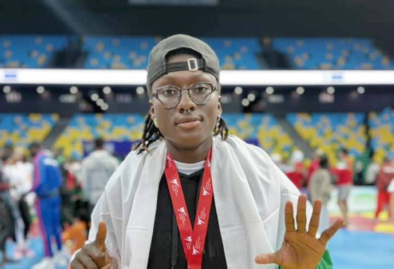 Troisième Image de Sport. Ruth Marie Christelle Gbagbi, une figure éclatante du taekwondo ivoirien, émerge tel un phénix des terres chaudes d'Abidjan, Côte d'Ivoire, le 7 février 1994. Son nom résonne désormais à travers les arènes du monde entier, portant avec lui un héritage d'excellence et de détermination. Double médaillée olympique, double championne du monde de taekwondo, septuple Championne d'Afrique, médaillée d'or des Jeux africains, médaillée des Universiades et vice-championne du monde par équipe, Ruth Gbagbi incarne l'apothéose de la réussite dans l'arène du sport de combat. Éclats Olympiques et Triomphes Mondiaux Son ascension fulgurante vers les sommets du taekwondo mondial trouve son apogée aux Jeux olympiques de Rio 2016, où elle entre dans l'histoire en devenant la première femme médaillée olympique de la Côte d'Ivoire. Dans une démonstration éblouissante de maîtrise et de détermination, Ruth Gbagbi hisse haut les couleurs de son pays, marquant ainsi le début d'une ère glorieuse pour le taekwondo ivoirien. Tel un tourbillon de succès, elle réitère son exploit lors des Championnats du monde de taekwondo 2017 en Corée du Sud, où elle se couronne championne du monde, inscrivant son nom en lettres d'or dans les annales de son sport. Prouesse inégalée, elle devient la première championne du monde ivoirienne, portant sur ses épaules le poids de l'histoire et l'espoir d'une nation. Aux Jeux olympiques de Tokyo 2020, Ruth Gbagbi inscrit une nouvelle page d'or à son palmarès déjà étincelant. Décrochant une deuxième médaille olympique, elle se forge une place unique dans l'histoire en devenant la seule femme d'Afrique francophone à monter sur le podium lors de cette édition olympique. Son parcours exemplaire incarne la quintessence de l'audace, du talent et de la persévérance. L'Engagement au-delà de l'Arène Au-delà de ses exploits sur le tatami, Ruth Gbagbi incarne également l'esprit de l'engagement et du dévouement. En tant que Présidente de la Commission d'Athlètes de l'Union Africaine de Taekwondo en 2023, elle œuvre à promouvoir les valeurs du sport et à soutenir la prochaine génération de champions. Son dévouement envers la jeunesse ivoirienne se manifeste à travers son engagement en tant qu'ambassadrice des Jeux Olympiques de la Jeunesse de Nanjing en 2014. En collaboration avec la Fondation Heart Angel, elle travaille sans relâche pour promouvoir l'éducation, la culture et les valeurs du sport, offrant ainsi aux jeunes ivoiriens les outils nécessaires pour réaliser leurs rêves. En reconnaissance de son impact transcendant les frontières du sport, Ruth Gbagbi est nommée ambassadrice de la culture et de la paix par l'UNESCO en 2021, un témoignage éloquent de son engagement envers la construction d'un monde meilleur à travers le pouvoir unificateur du sport. Reconnaissance et Distinctions Les exploits de Ruth Gbagbi ne passent pas inaperçus. En 2016, elle est élevée au grade d'Officier de l'Ordre National du Mérite par le Président de la République de Côte d'Ivoire, Alassane Ouattara, en reconnaissance de sa contribution exceptionnelle au rayonnement de son pays sur la scène mondiale. À plusieurs reprises, elle est honorée du Prix de l'Excellence, décerné par le Président de la République de Côte d'Ivoire, une reconnaissance méritée de son dévouement et de son engagement envers l'excellence sportive et sociale. Sa contribution au monde du sport féminin est également saluée lorsqu'elle est nommée ambassadrice du sport féminin à l'AGORA, un complexe sportif situé à Koumassi, en Côte d'Ivoire, en 2022. Son leadership inspirant et son influence positive transcendent les frontières du sport, façonnant ainsi un héritage durable pour les générations futures. Un Palmarès Éblouissant Ruth Gbagbi, telle une étoile filante dans le firmament du taekwondo, laisse derrière elle un sillage étincelant de médailles et de triomphes. Son parcours exceptionnel est jalonné de succès éclatants dans les arènes les plus prestigieuses du monde. Aux Jeux olympiques, elle a décroché non pas une, mais deux médailles de bronze, confirmant ainsi son statut de légende vivante de son sport. À Rio de Janeiro en 2016 et à Tokyo en 2020, elle a fait vibrer les cœurs de millions de spectateurs à travers le monde, inscrivant son nom en lettres d'or dans l'histoire olympique. Aux Championnats du monde, Ruth Gbagbi a prouvé à maintes reprises sa suprématie sur le tatami. Avec une médaille d'or en 2017 à Muju et une médaille d'or en 2021 à Riyad, elle a dominé la compétition avec une grâce et une puissance inégalées. Sa présence imposante sur la scène mondiale du taekwondo est une source d'inspiration pour les générations futures d'athlètes, démontrant que la détermination et le travail acharné peuvent ouvrir les portes du succès les plus éclatantes. Un Rayonnement Mondial Au-delà des Jeux olympiques et des Championnats du monde, Ruth Gbagbi a également brillé lors de diverses compétitions internationales. À la Coupe du Monde par équipe, elle a ajouté à son palmarès des médailles d'argent et de bronze, démontrant sa polyvalence et sa capacité à exceller même dans les situations les plus exigeantes. De l'Emirats Arabes Unis au Mexique, en passant par la Chine et les États-Unis, son talent rayonne à travers le monde, unifiant les passionnés de taekwondo sous sa bannière flamboyante. Les Grand Slam et les Grand Prix sont également le terrain de jeu de Ruth Gbagbi, où elle a écrit de nouvelles pages de gloire pour le taekwondo ivoirien. Avec des médailles d'or, d'argent et de bronze à son actif, elle a conquis les podiums les plus prestigieux de la planète, faisant résonner l'hymne national de la Côte d'Ivoire aux quatre coins du globe. Un Engagement Continu Malgré ses triomphes sur le tatami, Ruth Gbagbi reste humble et engagée envers sa communauté et sa nation. Son dévouement envers le développement du sport en Côte d'Ivoire est inébranlable, et elle continue de servir d'inspiration pour les jeunes athlètes en herbe qui rêvent de suivre ses traces. En tant qu'ambassadrice du sport féminin à l'AGORA, elle incarne les valeurs de l'excellence et de l'empowerment, ouvrant la voie à une nouvelle génération de femmes athlètes déterminées à repousser les limites et à atteindre de nouveaux sommets. Au regard de ses exploits extraordinaires et de son engagement indéfectible envers l'excellence et la jeunesse, une question émerge naturellement : quel sera le prochain chapitre de l'histoire légendaire de Ruth Gbagbi ? Alors que le monde du sport retient son souffle, une certitude demeure : où qu'elle aille, Ruth Gbagbi continuera d'illuminer les cœurs et d'inspirer les esprits, laissant derrière elle un héritage immortel d'audace, de détermination et d'espoir. Instagram Officiel : TikTok Officiel : Twitter Officiel :