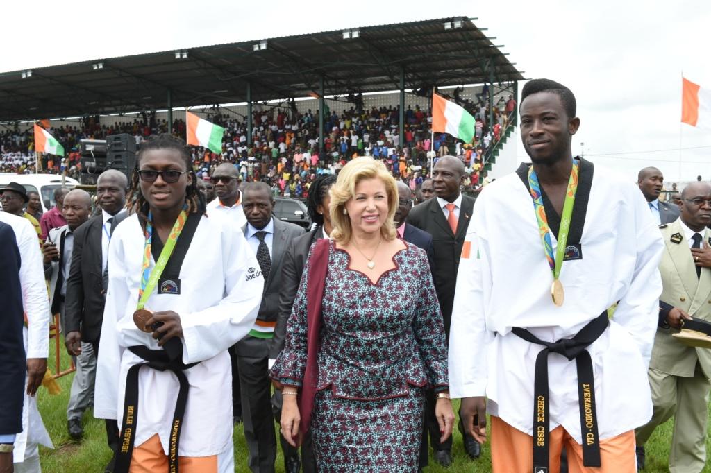 Quatrième Image de Sport. Ruth Marie Christelle Gbagbi, une figure éclatante du taekwondo ivoirien, émerge tel un phénix des terres chaudes d'Abidjan, Côte d'Ivoire, le 7 février 1994. Son nom résonne désormais à travers les arènes du monde entier, portant avec lui un héritage d'excellence et de détermination. Double médaillée olympique, double championne du monde de taekwondo, septuple Championne d'Afrique, médaillée d'or des Jeux africains, médaillée des Universiades et vice-championne du monde par équipe, Ruth Gbagbi incarne l'apothéose de la réussite dans l'arène du sport de combat. Éclats Olympiques et Triomphes Mondiaux Son ascension fulgurante vers les sommets du taekwondo mondial trouve son apogée aux Jeux olympiques de Rio 2016, où elle entre dans l'histoire en devenant la première femme médaillée olympique de la Côte d'Ivoire. Dans une démonstration éblouissante de maîtrise et de détermination, Ruth Gbagbi hisse haut les couleurs de son pays, marquant ainsi le début d'une ère glorieuse pour le taekwondo ivoirien. Tel un tourbillon de succès, elle réitère son exploit lors des Championnats du monde de taekwondo 2017 en Corée du Sud, où elle se couronne championne du monde, inscrivant son nom en lettres d'or dans les annales de son sport. Prouesse inégalée, elle devient la première championne du monde ivoirienne, portant sur ses épaules le poids de l'histoire et l'espoir d'une nation. Aux Jeux olympiques de Tokyo 2020, Ruth Gbagbi inscrit une nouvelle page d'or à son palmarès déjà étincelant. Décrochant une deuxième médaille olympique, elle se forge une place unique dans l'histoire en devenant la seule femme d'Afrique francophone à monter sur le podium lors de cette édition olympique. Son parcours exemplaire incarne la quintessence de l'audace, du talent et de la persévérance. L'Engagement au-delà de l'Arène Au-delà de ses exploits sur le tatami, Ruth Gbagbi incarne également l'esprit de l'engagement et du dévouement. En tant que Présidente de la Commission d'Athlètes de l'Union Africaine de Taekwondo en 2023, elle œuvre à promouvoir les valeurs du sport et à soutenir la prochaine génération de champions. Son dévouement envers la jeunesse ivoirienne se manifeste à travers son engagement en tant qu'ambassadrice des Jeux Olympiques de la Jeunesse de Nanjing en 2014. En collaboration avec la Fondation Heart Angel, elle travaille sans relâche pour promouvoir l'éducation, la culture et les valeurs du sport, offrant ainsi aux jeunes ivoiriens les outils nécessaires pour réaliser leurs rêves. En reconnaissance de son impact transcendant les frontières du sport, Ruth Gbagbi est nommée ambassadrice de la culture et de la paix par l'UNESCO en 2021, un témoignage éloquent de son engagement envers la construction d'un monde meilleur à travers le pouvoir unificateur du sport. Reconnaissance et Distinctions Les exploits de Ruth Gbagbi ne passent pas inaperçus. En 2016, elle est élevée au grade d'Officier de l'Ordre National du Mérite par le Président de la République de Côte d'Ivoire, Alassane Ouattara, en reconnaissance de sa contribution exceptionnelle au rayonnement de son pays sur la scène mondiale. À plusieurs reprises, elle est honorée du Prix de l'Excellence, décerné par le Président de la République de Côte d'Ivoire, une reconnaissance méritée de son dévouement et de son engagement envers l'excellence sportive et sociale. Sa contribution au monde du sport féminin est également saluée lorsqu'elle est nommée ambassadrice du sport féminin à l'AGORA, un complexe sportif situé à Koumassi, en Côte d'Ivoire, en 2022. Son leadership inspirant et son influence positive transcendent les frontières du sport, façonnant ainsi un héritage durable pour les générations futures. Un Palmarès Éblouissant Ruth Gbagbi, telle une étoile filante dans le firmament du taekwondo, laisse derrière elle un sillage étincelant de médailles et de triomphes. Son parcours exceptionnel est jalonné de succès éclatants dans les arènes les plus prestigieuses du monde. Aux Jeux olympiques, elle a décroché non pas une, mais deux médailles de bronze, confirmant ainsi son statut de légende vivante de son sport. À Rio de Janeiro en 2016 et à Tokyo en 2020, elle a fait vibrer les cœurs de millions de spectateurs à travers le monde, inscrivant son nom en lettres d'or dans l'histoire olympique. Aux Championnats du monde, Ruth Gbagbi a prouvé à maintes reprises sa suprématie sur le tatami. Avec une médaille d'or en 2017 à Muju et une médaille d'or en 2021 à Riyad, elle a dominé la compétition avec une grâce et une puissance inégalées. Sa présence imposante sur la scène mondiale du taekwondo est une source d'inspiration pour les générations futures d'athlètes, démontrant que la détermination et le travail acharné peuvent ouvrir les portes du succès les plus éclatantes. Un Rayonnement Mondial Au-delà des Jeux olympiques et des Championnats du monde, Ruth Gbagbi a également brillé lors de diverses compétitions internationales. À la Coupe du Monde par équipe, elle a ajouté à son palmarès des médailles d'argent et de bronze, démontrant sa polyvalence et sa capacité à exceller même dans les situations les plus exigeantes. De l'Emirats Arabes Unis au Mexique, en passant par la Chine et les États-Unis, son talent rayonne à travers le monde, unifiant les passionnés de taekwondo sous sa bannière flamboyante. Les Grand Slam et les Grand Prix sont également le terrain de jeu de Ruth Gbagbi, où elle a écrit de nouvelles pages de gloire pour le taekwondo ivoirien. Avec des médailles d'or, d'argent et de bronze à son actif, elle a conquis les podiums les plus prestigieux de la planète, faisant résonner l'hymne national de la Côte d'Ivoire aux quatre coins du globe. Un Engagement Continu Malgré ses triomphes sur le tatami, Ruth Gbagbi reste humble et engagée envers sa communauté et sa nation. Son dévouement envers le développement du sport en Côte d'Ivoire est inébranlable, et elle continue de servir d'inspiration pour les jeunes athlètes en herbe qui rêvent de suivre ses traces. En tant qu'ambassadrice du sport féminin à l'AGORA, elle incarne les valeurs de l'excellence et de l'empowerment, ouvrant la voie à une nouvelle génération de femmes athlètes déterminées à repousser les limites et à atteindre de nouveaux sommets. Au regard de ses exploits extraordinaires et de son engagement indéfectible envers l'excellence et la jeunesse, une question émerge naturellement : quel sera le prochain chapitre de l'histoire légendaire de Ruth Gbagbi ? Alors que le monde du sport retient son souffle, une certitude demeure : où qu'elle aille, Ruth Gbagbi continuera d'illuminer les cœurs et d'inspirer les esprits, laissant derrière elle un héritage immortel d'audace, de détermination et d'espoir. Instagram Officiel : TikTok Officiel : Twitter Officiel :