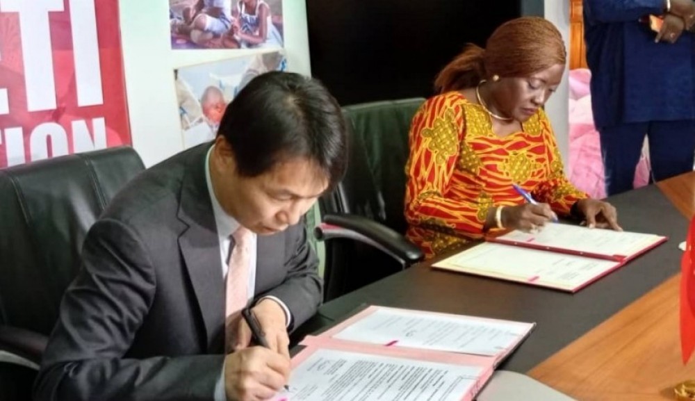 Image de Études/Devoirs. Le lundi 22 avril, un événement marquant s'est déroulé au lycée d'excellence Alassane Ouattara de Grand-Bassam, en Côte d'Ivoire. La ministre de l'éducation nationale et de l'alphabétisation, Mariatou Koné, et Son Excellence Monsieur Wan Li ont scellé un accord historique : l'introduction de l'enseignement de la langue chinoise dans cet établissement prestigieux. Un Engagement Réciproque Pour Son Excellence Monsieur Wan Li, cette initiative concrétise les engagements pris par le gouvernement chinois envers la Côte d'Ivoire. Il souligne l'importance de développer de nouveaux modèles de coopération éducative entre les deux pays. « Le gouvernement Chinois soutient chaque année les étudiants ivoiriens pour des études en Chine sans oublier la construction du lycée d'excellence Alassane Ouattara de Grand-Bassam et la rénovation de lycée moderne Alassane Ouattara d'Anyama. Deux projets financés par la partie chinoise. Pour répondre aux besoins des enseignants chinois au sein des écoles ivoiriennes, la Chine décide de recruter un enseignant chinois au lycée d'excellence Alassane Ouattara de Grand-Bassam pour la promotion de la langue chinoise dans cette école très prestigieuse », explique-t-il. Une Coopération Fructueuse La coopération éducative entre la Chine et la Côte d'Ivoire porte déjà ses fruits. Actuellement, 32 écoles primaires et secondaires ivoiriennes disposent de clubs d'amis de la Chine, attirant plus de 5000 élèves. Cette collaboration témoigne de l'attachement des deux pays au renforcement des relations sino-ivoiriennes. Un Avenir Prometteur Selon le diplomate chinois, l'avenir de la coopération sino-africaine s'annonce radieux. Le forum de la coopération sino-africaine prévu à Beijing en septembre prochain réunira les dirigeants chinois et africains pour tracer les contours d'une coopération renforcée entre la Chine et l'Afrique. Il invite la ministre Mariatou Koné à la célébration de la journée de la langue chinoise, prévue pour le 26 avril 2024 au lycée moderne Alassane Ouattara d'Anyama. Une Ouverture à l'Excellence Éducative Pour Mariatou Koné, la signature de cet accord marque un tournant dans les échanges culturels et éducatifs entre la Chine et la Côte d'Ivoire. Elle souligne l'engagement de la Côte d'Ivoire en faveur de l'excellence éducative et son ouverture au monde. « La Chine est reconnue pour son expertise en matière d'éducation et sa longue tradition académique. Et l'enseignant chinois qui nous rejoindra au lycée d'excellence Alassane Ouattara apportera avec lui, non seulement des compétences pédagogiques de haut niveau mais aussi et surtout une richesse culturelle qui contribuera à l'amélioration de l'expérience éducative de nos élèves. En accueillant cet enseignant, nous renforçons les liens d'amitié et de coopération entre nos deux pays », déclare-t-elle. Cette collaboration éducative entre la Côte d'Ivoire et la Chine promet des résultats fructueux. Mariatou Koné exprime sa gratitude envers toutes les personnes et institutions ayant contribué à la concrétisation de ce projet. Elle conclut en souhaitant plein succès à cette initiative, témoignant ainsi de la volonté des deux pays de renforcer leurs liens et de promouvoir l'excellence éducative.