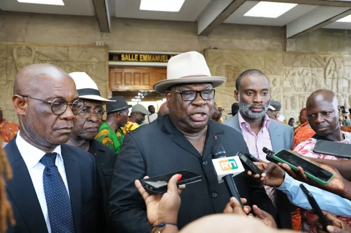 Image de Société. La préparation de la grande fête d'hommage au président Alassane Ouattara, prévue pour le samedi à Songon, est à son apogée. Le Président du comité d’organisation (PCO), le ministre des Eaux et Forêts, Laurent Tchagba, a affirmé que toutes les dispositions ont été prises pour garantir le succès de cet événement majeur. Cette cérémonie d'hommage, qui se tiendra à Songon Dagbé dans la commune de Songon, vise à exprimer la reconnaissance du peuple Atchan envers le président de la République pour ses actions et sa nomination du fils du peuple, Robert Beugré Mambé, en tant que Premier ministre et ministre des Sports et du Cadre de vie. Un travail exceptionnel accompli par les différentes commissions Lors d'une réunion avec les chefs de villages Atchan et Akyé, le ministre Tchagba a salué le travail remarquable réalisé par les différentes commissions chargées de l'organisation de la cérémonie. Il a souligné que toutes les questions relatives à la logistique, à la sécurité, à la prise en charge médicale et à l'accueil ont été minutieusement réglées. Cet engagement à assurer le bon déroulement de l'événement témoigne de l'importance accordée à cet hommage au président Ouattara. Outre les Atchans, qui ont déjà manifesté un fort enthousiasme pour cet hommage, les peuples alliés des 3A (Alladjan, Ahïzi et Akouri), les Akyés et les Abourés, ont annoncé leur participation massive à la cérémonie. Cette démonstration d'unité et de solidarité souligne l'importance de l'événement et renforce les liens entre les différentes communautés. Reconnaissance envers le Président Ouattara Le ministre Tchagba a rappelé les actions concrètes entreprises par le président Ouattara en faveur des villages Atchan, soulignant leur développement et leur sortie de la précarité grâce à ses initiatives. Cette reconnaissance envers le chef de l'État illustre l'impact positif de ses politiques sur les communautés locales et renforce leur soutien à son égard. Tous les chefs de villages Atchan et Akyé ont assuré le PCO de leur mobilisation exceptionnelle pour garantir le succès de la cérémonie. Ils ont exprimé leur soutien indéfectible à cet hommage et ont promis de faire honneur à l'événement en portant la tenue traditionnelle des années '50. Cette manifestation de solidarité et d'engagement témoigne de l'importance de l'événement pour les communautés locales et de leur volonté de rendre hommage au président Ouattara. Quelle sera l'impact de cette cérémonie d'hommage sur les relations entre le peuple Atchan et le président Ouattara à l'avenir ?