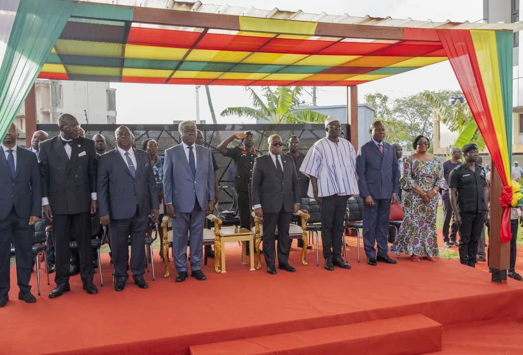 Deuxième Image de Agriculture. Depuis 2018, la Côte d'Ivoire et le Ghana, les deux plus grands producteurs mondiaux de cacao, ont entrepris un voyage conjoint vers un avenir plus durable pour leur industrie cacaoyère. Leur dernière étape, l'inauguration du siège du Secrétariat exécutif de l’Initiative Cacao Côte d’Ivoire – Ghana (ICCIG), représente un jalon crucial dans ce parcours. Tenue le 18 avril dernier à Accra, cette cérémonie a vu la participation de hauts dignitaires, dont le Premier ministre ivoirien et le Président de la République ghanéenne, marquant ainsi un engagement sans précédent des deux pays à travailler de concert pour le bien-être de leurs peuples et de leurs économies. Un Engagement Visionnaire Alex Assanvo, secrétaire exécutif de l’ICCIG, souligne l'importance historique de cette collaboration. Il rappelle que la déclaration d'Abidjan en 2018, qui a donné naissance à l'ICCIG, est le fruit d'une vision partagée par les deux présidents. Cette vision consiste à replacer le producteur de cacao au cœur de la chaîne de valeur et à garantir une rémunération équitable pour ses efforts. Grâce à l'ICCIG, les deux pays ont pu renforcer leur position sur la scène internationale et imposer l'idée d'un prix plancher pour le cacao. Malgré les obstacles et les critiques, le Différentiel de Revenu Décent (DRD) a survécu et a même commencé à influencer d'autres industries agricoles à adopter des politiques similaires. Cette réussite représente une lueur d'espoir pour la filière cacao et illustre le pouvoir de l'unité dans la poursuite d'objectifs communs. Une Volonté de Changement La Côte d'Ivoire, en tant que premier producteur mondial de cacao, reconnaît la nécessité de réformer sa filière cacao pour en garantir la durabilité. Les producteurs ivoiriens, bien que fournissant une part importante de la production mondiale, ne bénéficient souvent pas des retombées économiques de leur travail. Pour remédier à cette situation, le pays s'engage à redéfinir sa stratégie cacaoyère en collaboration avec le Ghana. Le Premier ministre ivoirien, Robert Beugré Mambé, exprime la conviction que l'avenir de la filière cacao réside dans une collaboration étroite entre les deux pays. Il souligne que les avancées réalisées grâce à l'ICCIG ne sont que le début d'une transformation plus profonde de l'économie cacaoyère. Avec la Conférence mondiale du cacao à l'horizon, les deux pays réaffirment leur engagement à travailler ensemble pour relever les défis de durabilité de la filière. L'inauguration du siège de l'ICCIG marque une nouvelle ère de collaboration et d'innovation dans l'industrie cacaoyère. Tant la Côte d'Ivoire que le Ghana aspirent à faire de cet organisme un moteur de changement et de progrès pour la filière cacao. En unissant leurs forces, ces deux nations espèrent non seulement améliorer les conditions de vie des producteurs de cacao, mais aussi renforcer leur position sur le marché mondial. Le chemin à parcourir est encore long, mais avec une détermination commune, ils sont prêts à relever le défi. Quelles autres initiatives pourraient renforcer la collaboration entre les producteurs de cacao et les gouvernements pour assurer un avenir durable pour l'industrie cacaoyère ?