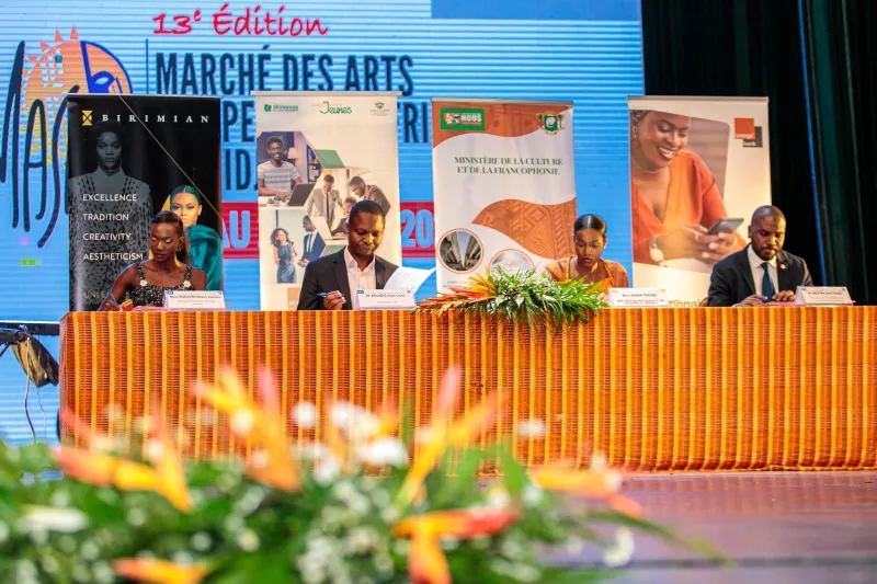 Image de Culture. Au terme d'une cérémonie de clôture hautement symbolique du Marché des Arts du Spectacle Africain (MASA) le 20 avril 2024, présidée par Mme Kandia Camara, présidente du Sénat ivoirien, un accord majeur a été scellé. Cet accord quadripartite, d'une importance capitale pour l'essor des industries culturelles et créatives en Côte d'Ivoire, ouvre de nouvelles perspectives pour un secteur en plein essor. Un fonds colossal pour soutenir les acteurs culturels Au cœur de cette entente réside un engagement financier impressionnant : un fonds d'un montant colossal d'un milliard de FCFA. Cette somme, véritable levier pour le développement des industries culturelles, résulte d'une collaboration fructueuse entre plusieurs entités clés. Le ministère de la Promotion de la Jeunesse, de l'Insertion Professionnelle et du Service Civique, représenté par l'Agence Emploi Jeunes, Orange Bank Afrika, le ministère de la Culture et de la Francophonie, ainsi que Birimian, ont uni leurs forces pour concrétiser cet ambitieux projet. La signature de cet accord, en présence de personnalités politiques de premier plan et de membres éminents du gouvernement, témoigne de l'engagement résolu des autorités envers la jeunesse ivoirienne et son potentiel dans les secteurs culturels et créatifs. Mamadou Touré, figure de proue de ce mouvement, a exprimé toute sa confiance en la capacité des jeunes à dynamiser ce domaine stratégique. Soulignant le rôle crucial de la culture dans le tissu social et économique, il a affirmé : "La culture est un puissant moteur de cohésion et de développement." Détails du fonds : un appui financier sur mesure Disséquant les mécanismes de ce fonds novateur, Mamadou Touré a mis en lumière les contributions majeures de Orange Bank Afrika et de l'Agence Emploi Jeunes. Avec une participation financière à hauteur de 500 millions de FCFA de la part d'Orange Bank Afrika, et le reste assuré par l'Agence Emploi Jeunes, ce financement sans précédent en Afrique de l'Ouest est taillé sur mesure pour répondre aux besoins spécifiques des acteurs culturels. Cette initiative marque un tournant majeur dans la promotion de l'entrepreneuriat culturel en Côte d'Ivoire. Les bénéficiaires de ce fonds auront accès à des prêts à un taux préférentiel de 8%, remboursables sur une période de trois ans. Cette démarche vise à catalyser la croissance des acteurs culturels et à ériger une véritable industrie culturelle et créative en Côte d'Ivoire. Selon Mamadou Touré, cette opportunité est ouverte aux jeunes acteurs culturels âgés de 18 à 50 ans, illustrant ainsi la volonté de promouvoir une nouvelle génération dynamique et entreprenante. Une reconnaissance institutionnelle et politique La ministre de la Culture et de la Francophonie, Françoise Remarck, a salué avec enthousiasme l'avènement de ce fonds révolutionnaire. Elle a souligné l'impact majeur de cette initiative et rendu hommage au Président Alassane Ouattara pour sa vision ambitieuse dans le domaine culturel. Ce fonds marque ainsi une étape significative dans le soutien et le développement des industries culturelles et créatives en Côte d'Ivoire, propulsant le pays sur la scène internationale de la créativité et de l'innovation. Alors que ce fonds d'un milliard de FCFA ouvre de vastes horizons pour les acteurs culturels ivoiriens, une question demeure : quelle sera la portée réelle de cette initiative sur l'épanouissement culturel et économique du pays ?